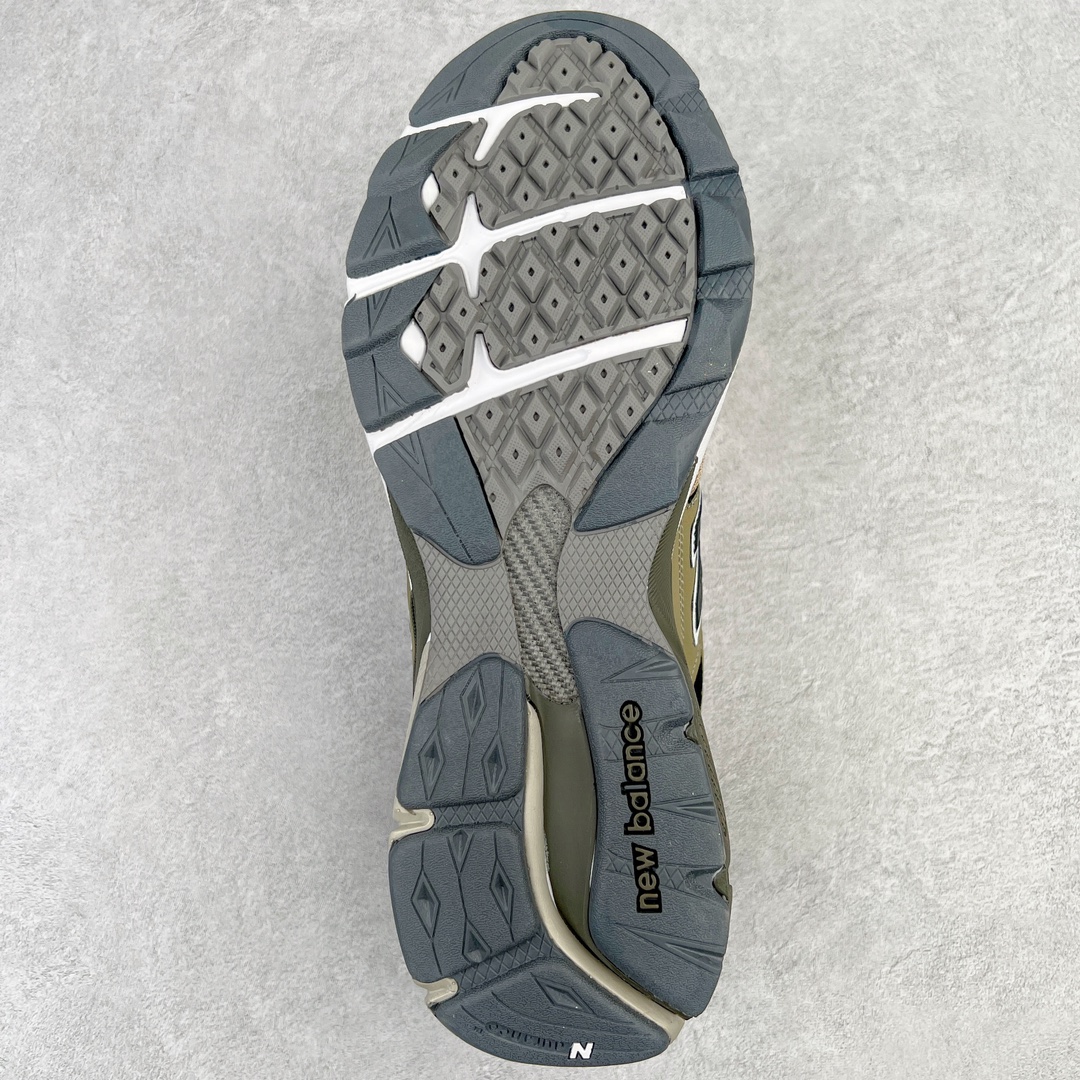 图片[9]-＃K版纯原福利 New Balance M990BT3 新百伦NB990V3 绿棕黑 第三代总统复古慢跑鞋 正确3M反光细节 原楦原纸版开发 正确6层组合底模精密开发 搭载全新碳素中底 后跟透明TPU水晶装饰条稳固 沿用了引以为傲的跑鞋手工技艺 采用猪皮绒面并包裹局部透气网面的鞋身设计 菱网鞋舌上刻有New Balance USA 鞋面依旧身着经典的大热之灰 彰显了其高端的品质身份 尺码：36 37 37.5 38 38.5 39 40 40.5 41.5 42 42.5 43 44 45-选品中心