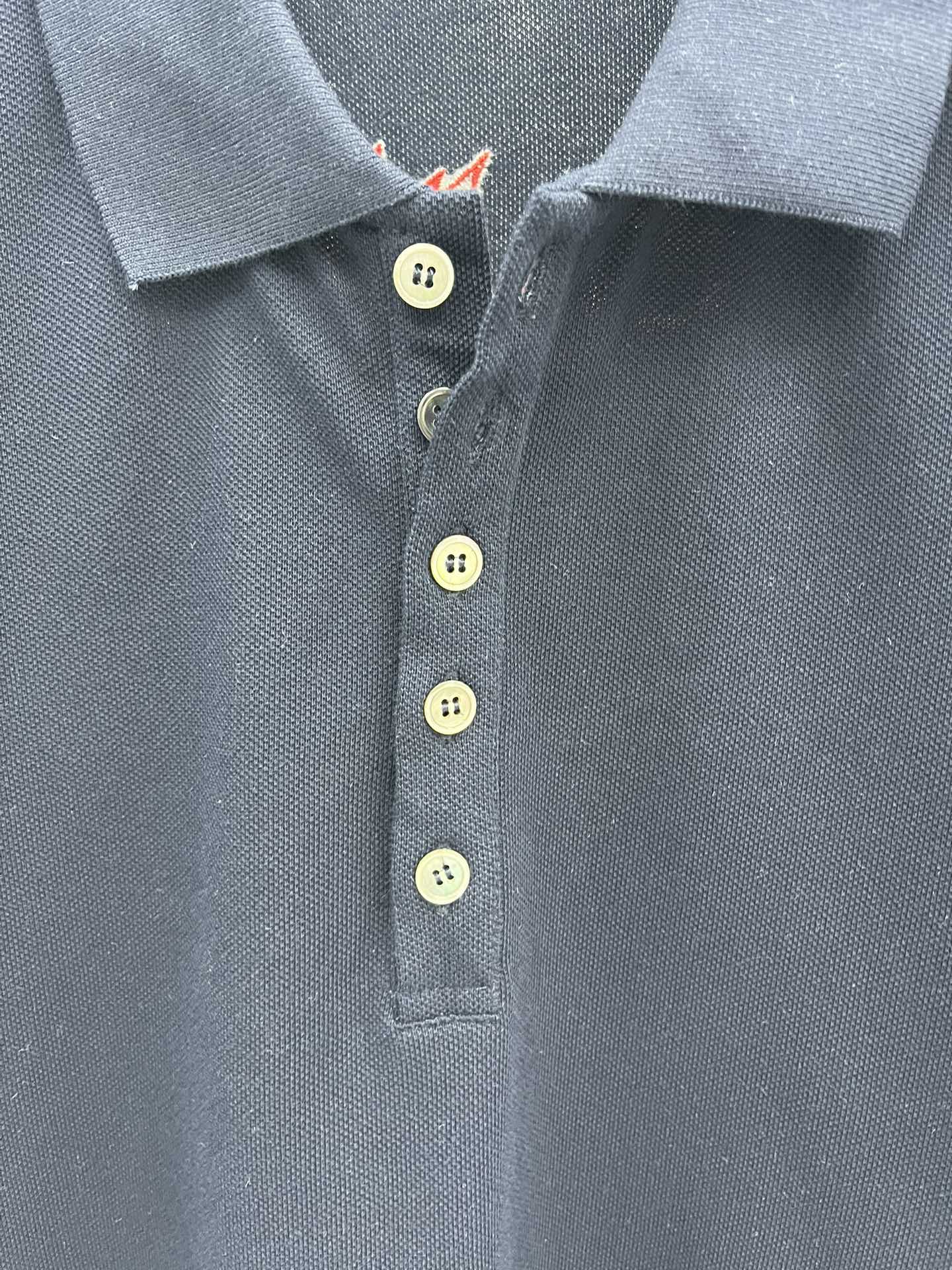TB 爱神之箭 天使狗刺绣POLO短袖T恤
色纱定织纯棉260克双纱朱地面料 后背进口精密机器刺绣天使小狗 前短后长  配贝壳纽扣
颜色: 白  浅灰  藏青 
码数012345   p120