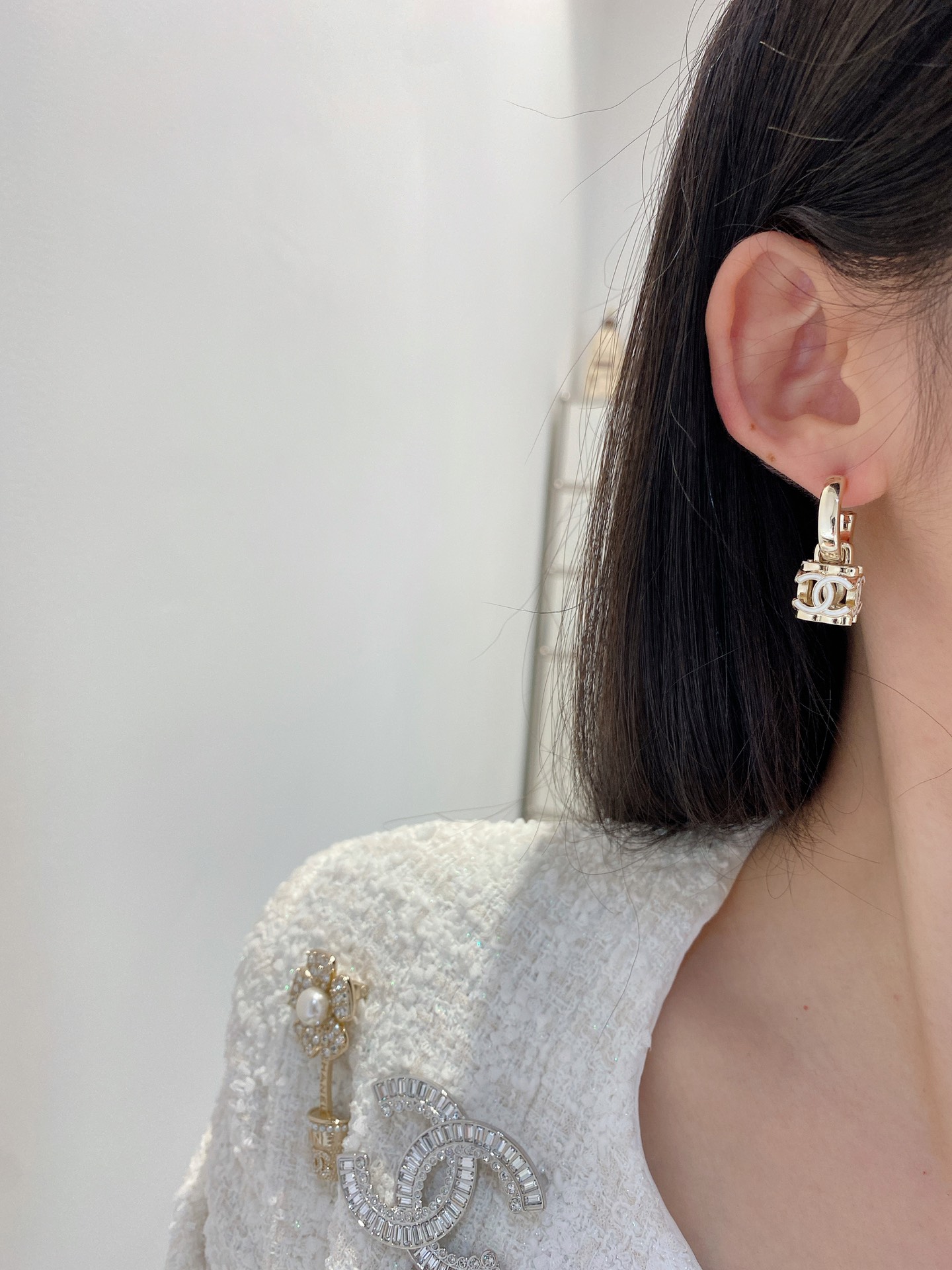 NO:102086,@ hollow dice earrings three-dimensional enamel design simple and durable - high-end white enamel black enamel, chanel, earrings19860909@ 镂空骰子耳环 立体珐琅设计 简单耐看 -高级 白珐琅 黑珐琅,香奈儿耳钉,chanel,earrings,Jewelry