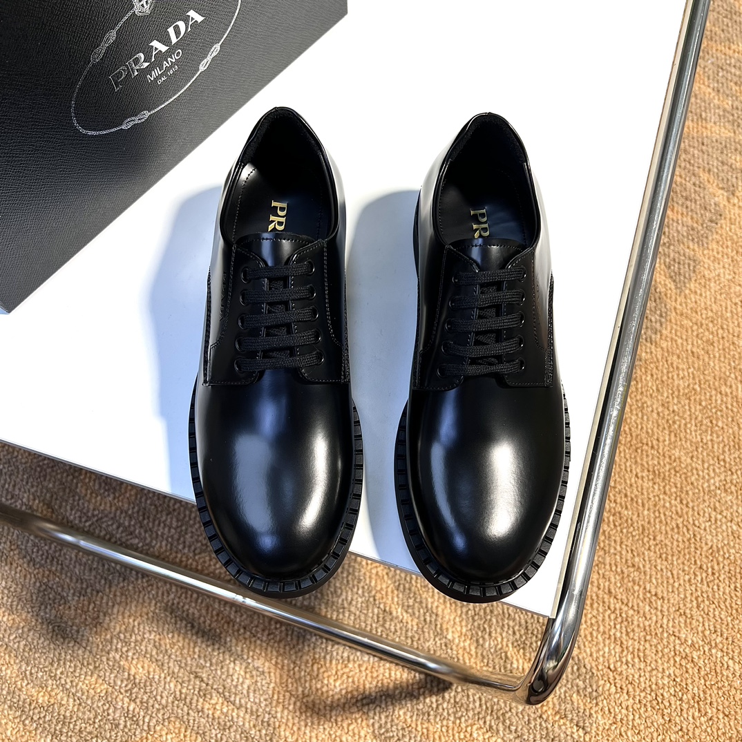 NO:346774,PRAD* classic leather shoes, triangle lace-up shoes | fabric is made of imported open-edge beads and medium-gloss leather | needle car uses Kaust's special line | three-dimensional sense of line, floating needle feel, accurate and in place, three-time oil-edged shoe design | matte cowhide design | foot feel comfortable and skin full of high-end feeling | sole is made of TPU material as visible part | inner kernel infused PU as midsole | After multiple debugging and trialing, it can be confirmed to produce | Heavy Industry Premium Size38-44 (customized by 38.45),, prada, cowhide19860909PRAD*经典款皮鞋三角标系带鞋｜面料采用进口开边珠中光皮革｜针车采用高士专用线｜看线条立体感,浮针感,精确到位,三次油边鞋口设计｜内里垫脚哑光牛皮设计｜脚感舒适贴肤高端感十足｜鞋底以TPU材质为可见部分｜内仁灌注PU为中底｜经多次调试、试穿得以确认生产｜重工精品 Size38-44（38.45定做）,,prada,cowhide,Men's shoes