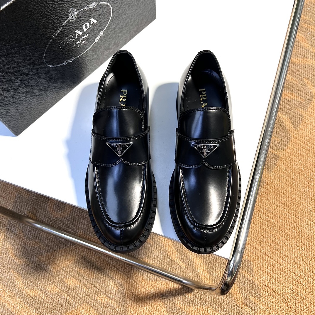 NO:780320,PRAD* Classic Leather Shoes Triangular Label Loafers｜The fabric is made of imported open-edge beaded medium-gloss leather｜The sewing machine uses Coats special thread｜Look at the three-dimensional sense of the lines, the floating needle feel, the precise position, the triple oil edge shoe collar design｜  Matte cowhide design for the inner foot pads｜Comfortable and high-end feel next to the skin｜The sole is made of TPU material as the visible part｜Infused PU as the midsole｜Confirmed production after many debugging and try-on｜High-quality heavy industry products  Size38-44 (45 customized),,prada,loafers,cowhide19860909PRAD*经典款皮鞋三角标乐福鞋｜面料采用进口开边珠中光皮革｜针车采用高士专用线｜看线条立体感,浮针感,精确到位,三次油边鞋口设计｜内里垫脚哑光牛皮设计｜脚感舒适贴肤高端感十足｜鞋底以TPU材质为可见部分｜内仁灌注PU为中底｜经多次调试、试穿得以确认生产｜重工精品 Size38-44（45定做）,,prada,loafers,cowhide,Men's shoes