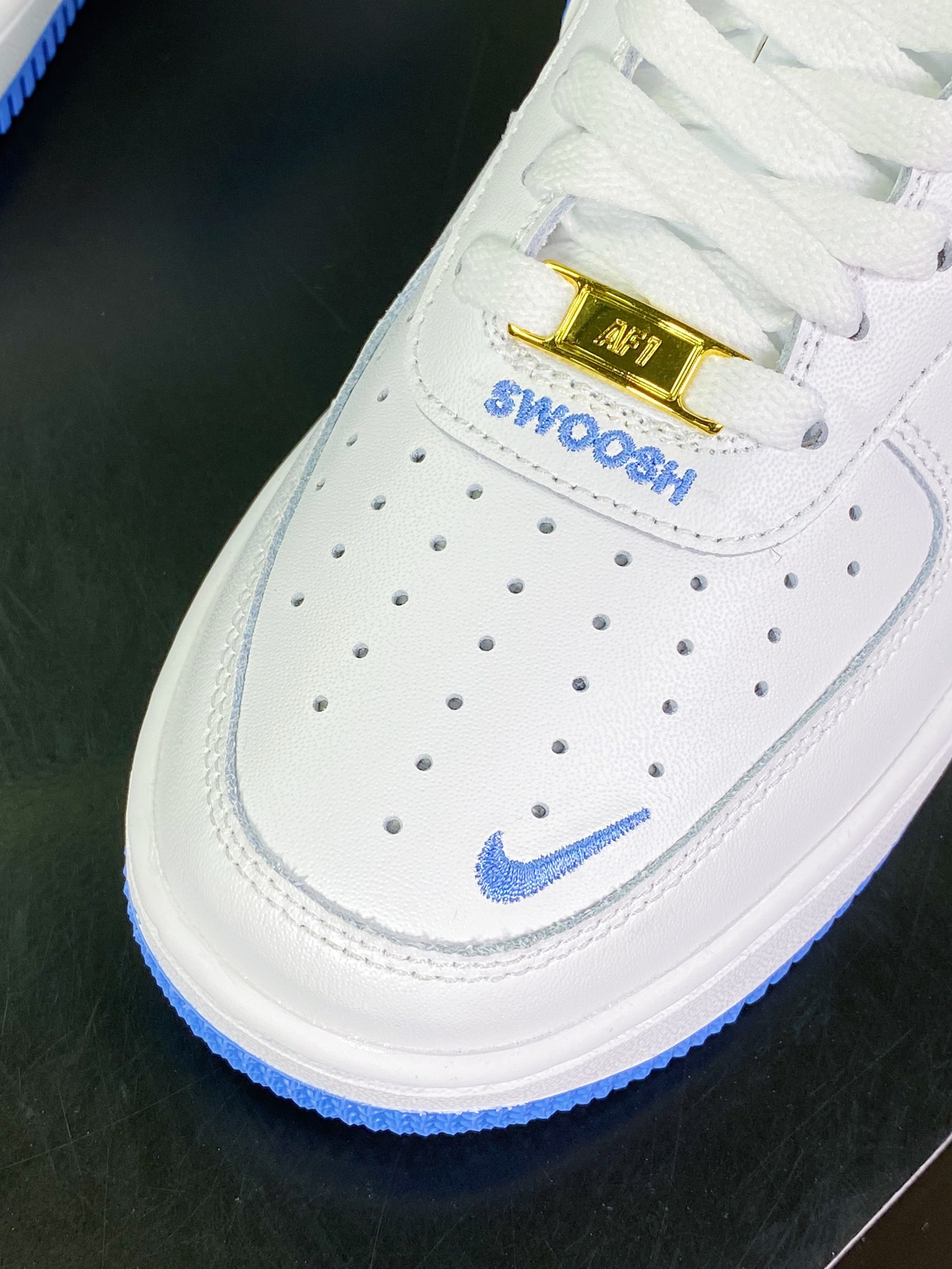 Air Force 1 '07 LOW QS ”White/University Blue Mini Swoosh” Air Force No. 1 sneakers ”Leather White University Blue Embroidered Hook” CV5696-965