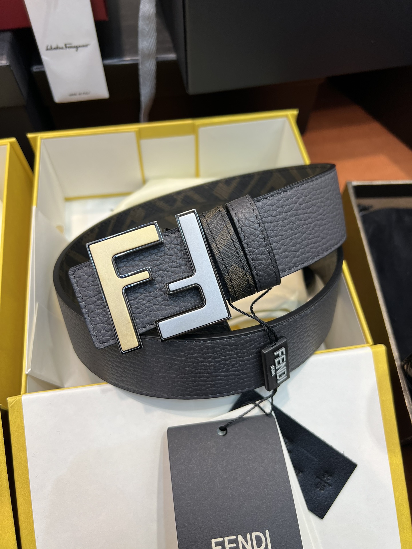 Fendi 4.0宽度男士 皮带 芬迪面料搭配荔枝纹双面可用 双色五金扣精品五金挂扣