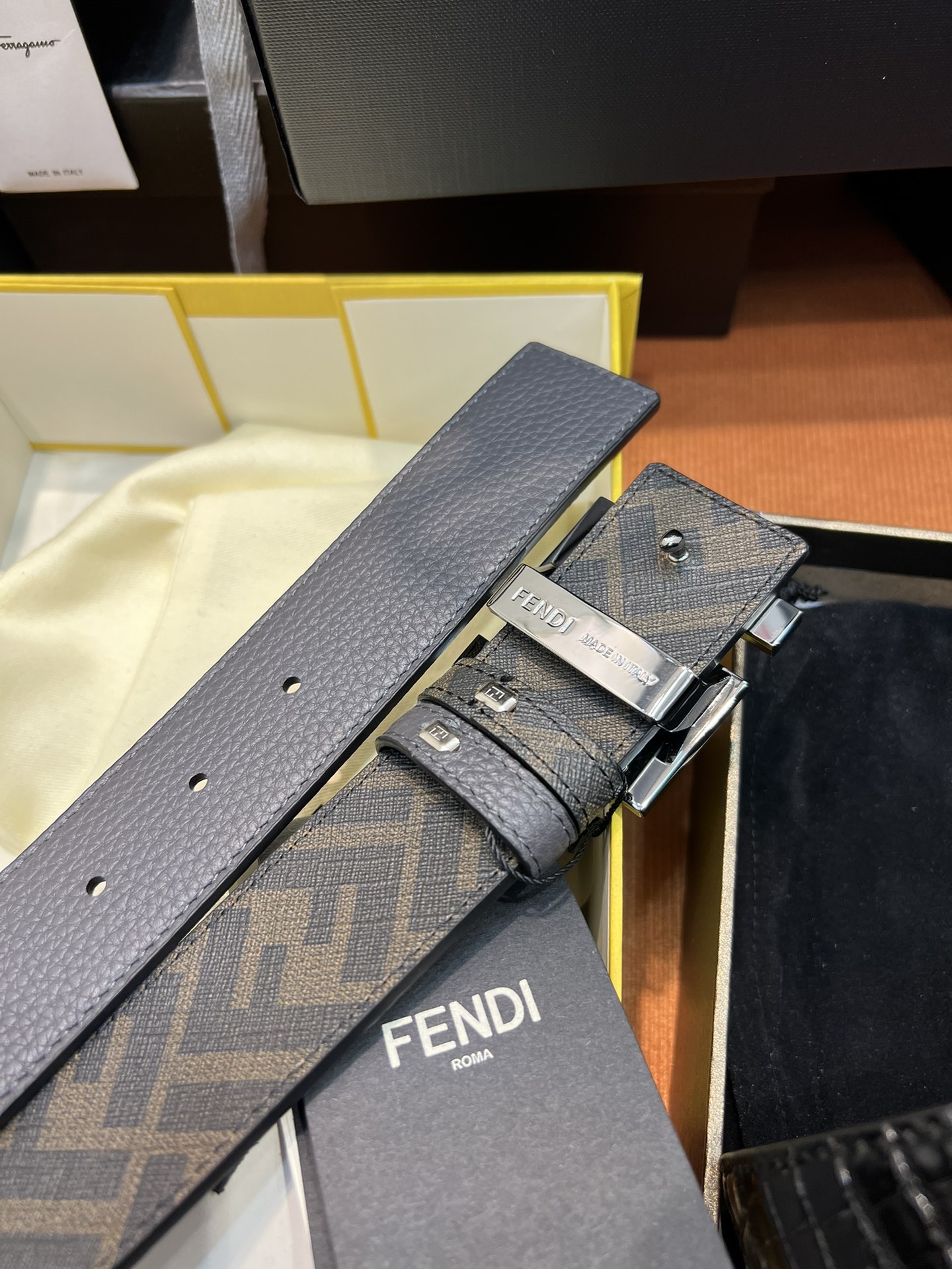 Fendi 4.0宽度男士 皮带 芬迪面料搭配荔枝纹双面可用 双色五金扣精品五金挂扣