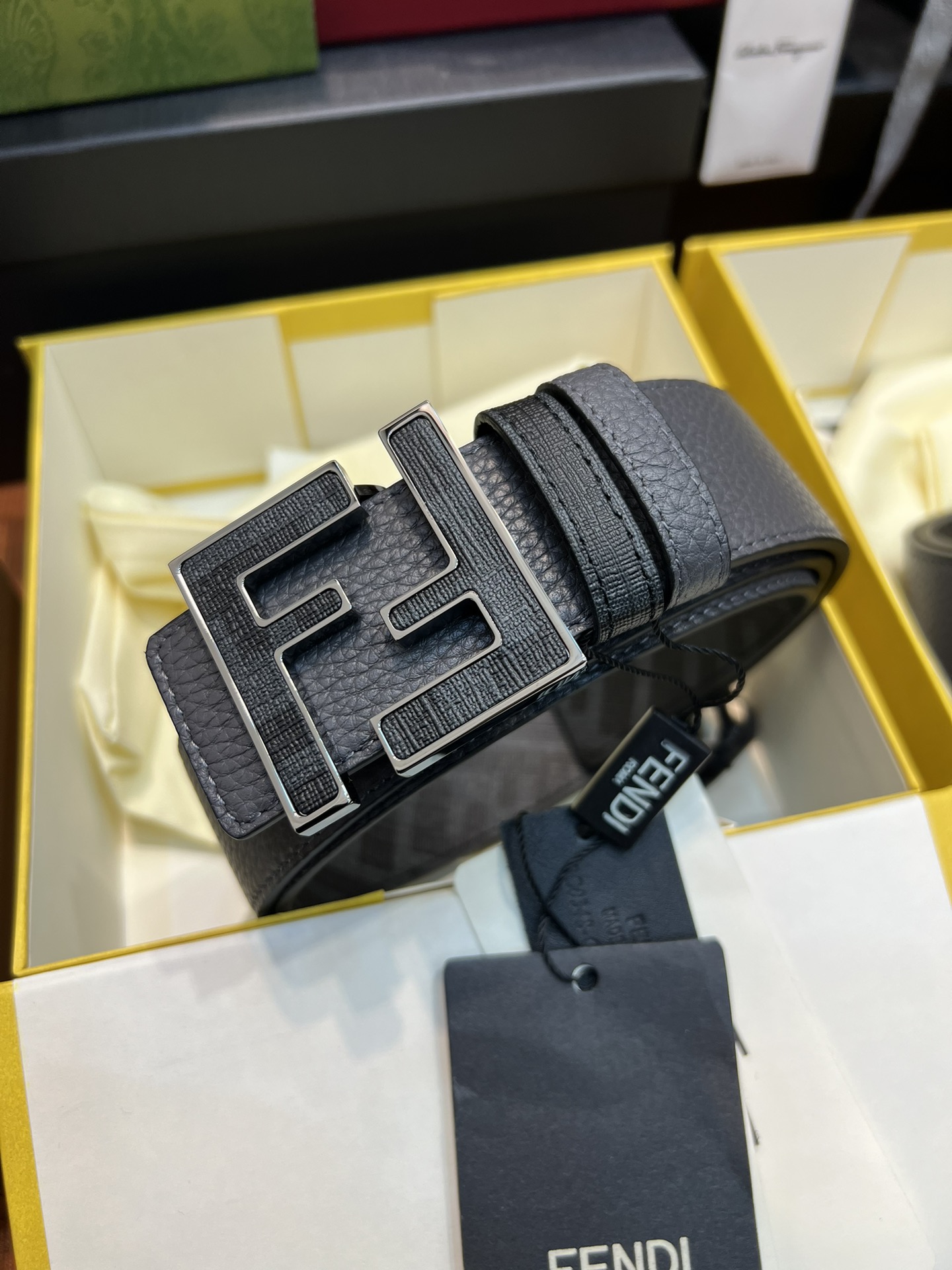 Fendi 同步礼盒 fendi宽版 4.0宽度男士 皮带 芬迪面料搭配荔枝纹双面可用 双色五金扣精品五金挂扣