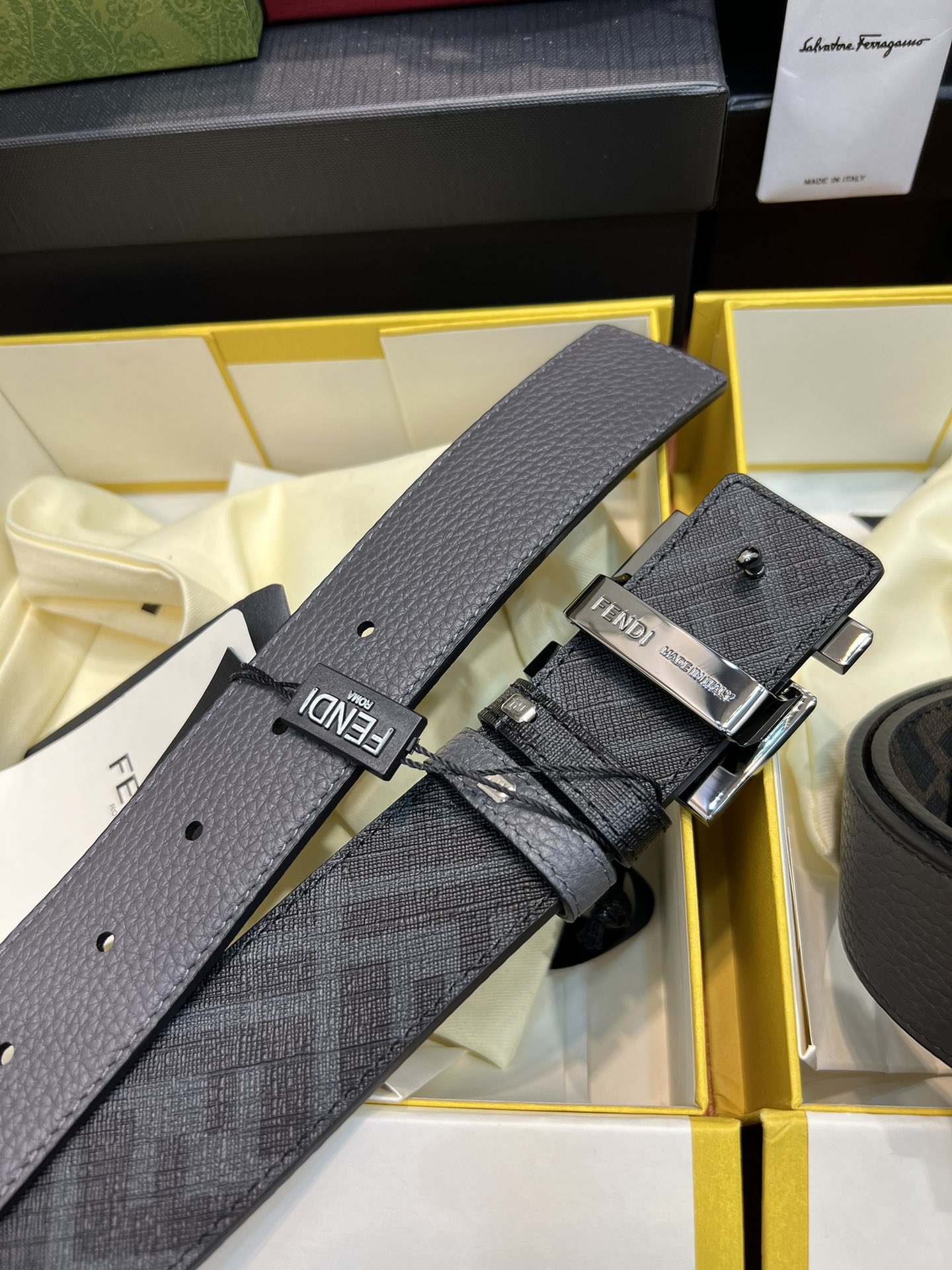 Fendi 同步礼盒 fendi宽版 4.0宽度男士 皮带 芬迪面料搭配荔枝纹双面可用 双色五金扣精品五金挂扣