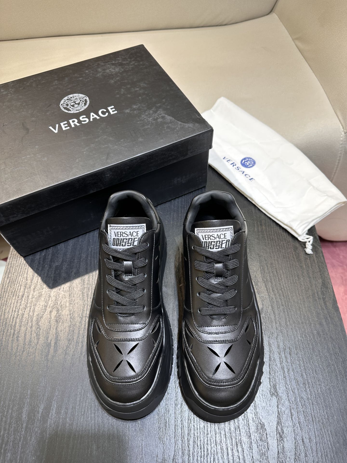 Las zapatillas futuristas con cordones de Versace son ligeras, cómodas y llenas de energía. Equipadas con suelas de gom…