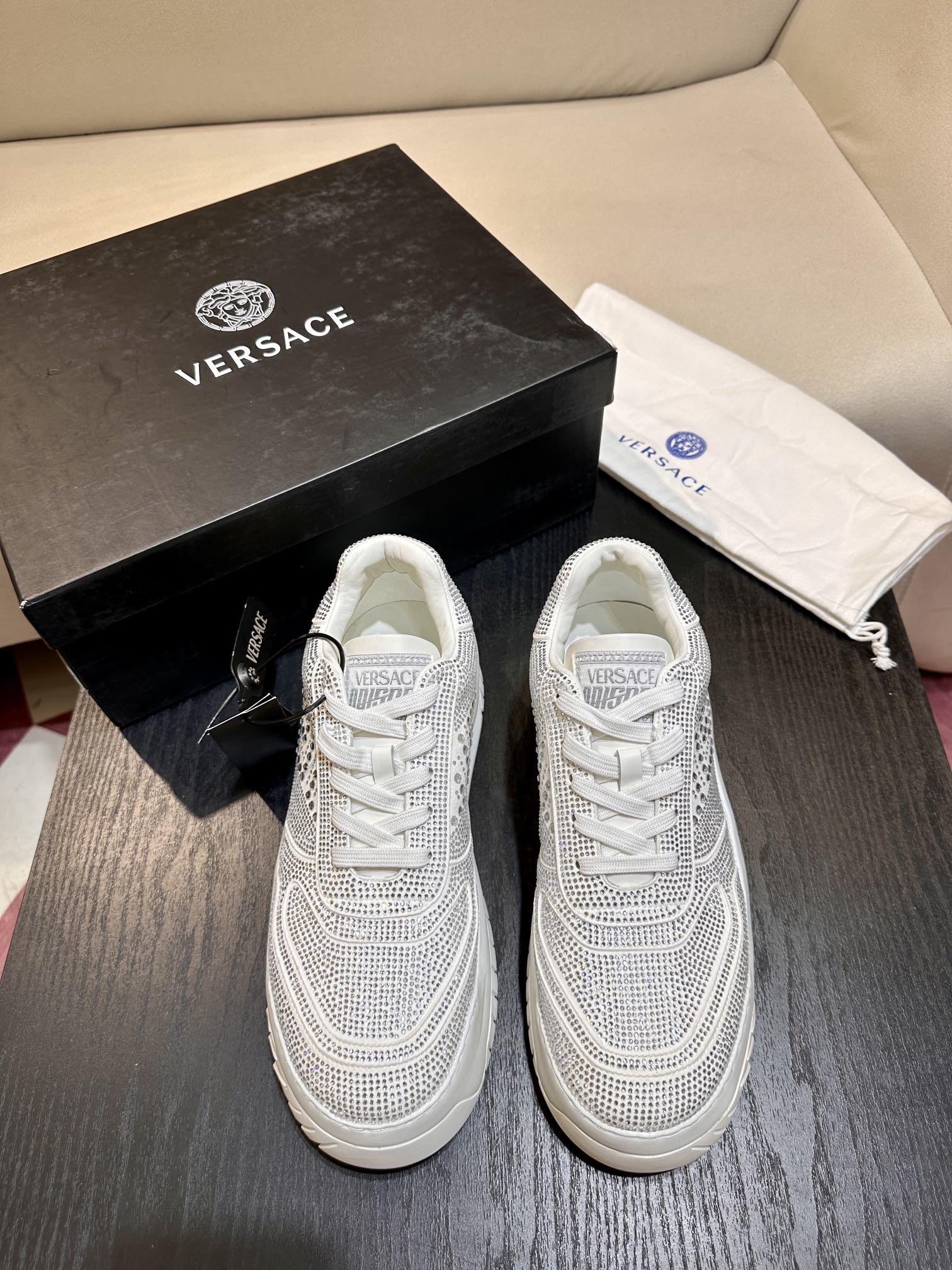 Las zapatillas ligeras con cordones de Versace forman parte de la colección Odissea. Están decoradas con cris…