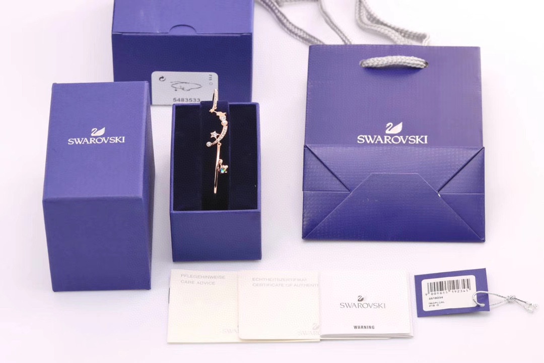  Swarovski 玫瑰金 星月蜜语幻彩手镯

这款镀玫瑰金色的星星装饰缀有闪亮迷人的深蓝色及白色Sw
