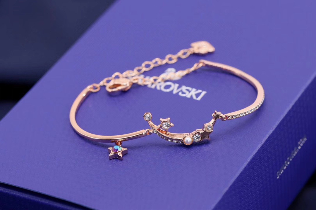  Swarovski 玫瑰金 星月蜜语幻彩手镯

这款镀玫瑰金色的星星装饰缀有闪亮迷人的深蓝色及白色Sw