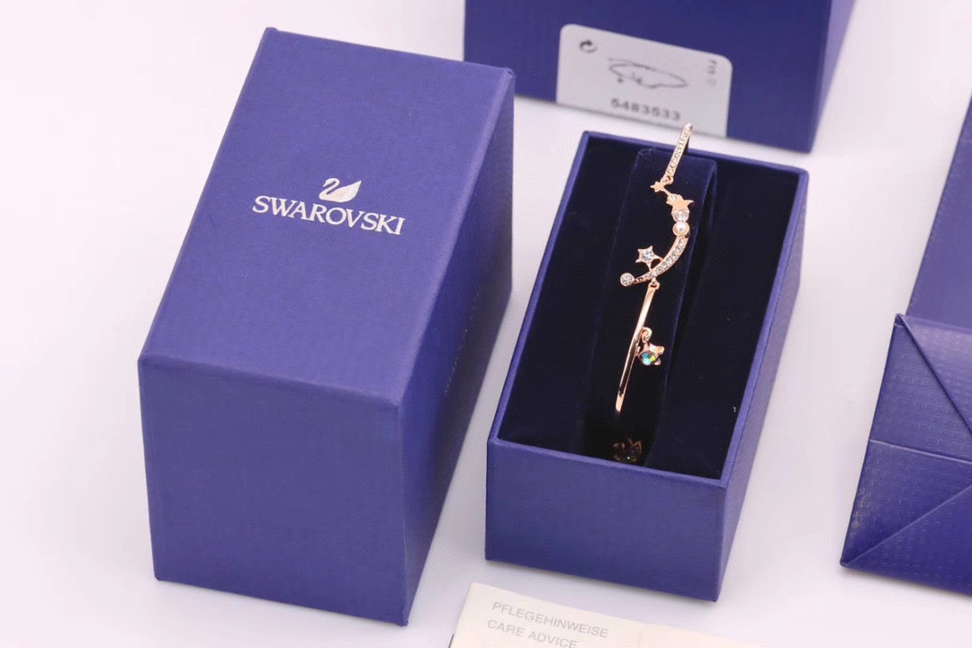  Swarovski 玫瑰金 星月蜜语幻彩手镯

这款镀玫瑰金色的星星装饰缀有闪亮迷人的深蓝色及白色Sw
