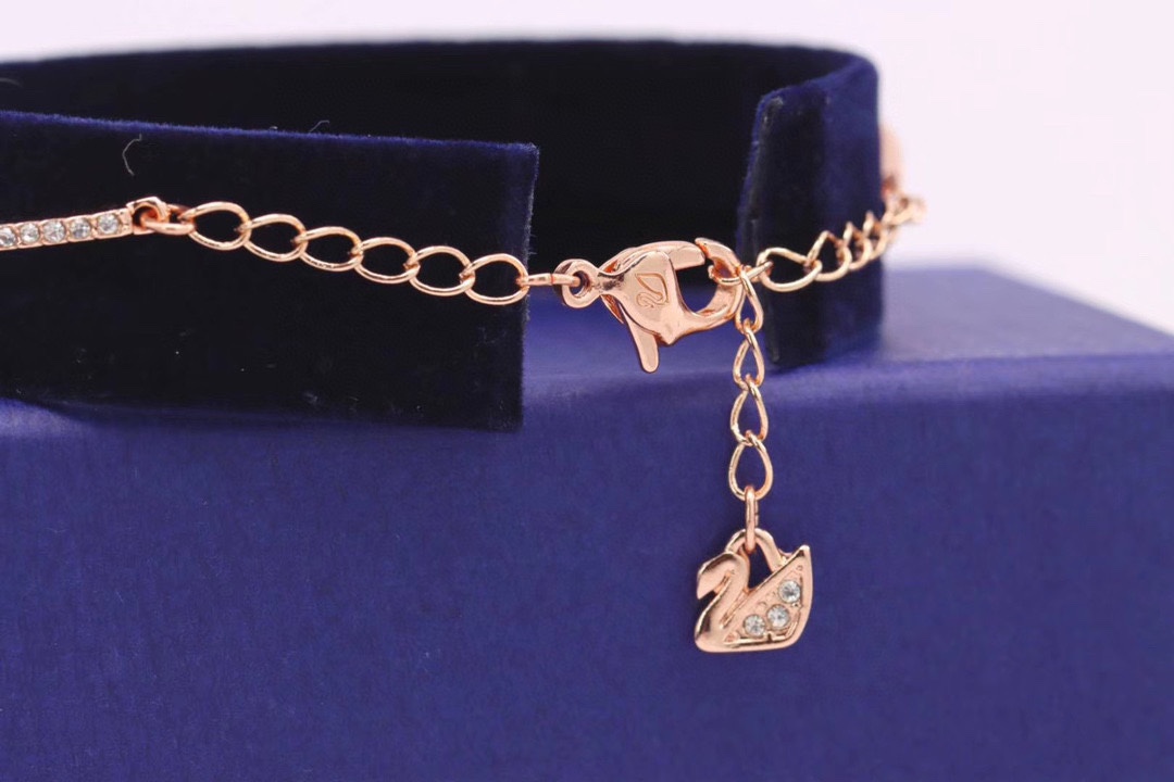  Swarovski 玫瑰金 星月蜜语幻彩手镯

这款镀玫瑰金色的星星装饰缀有闪亮迷人的深蓝色及白色Sw
