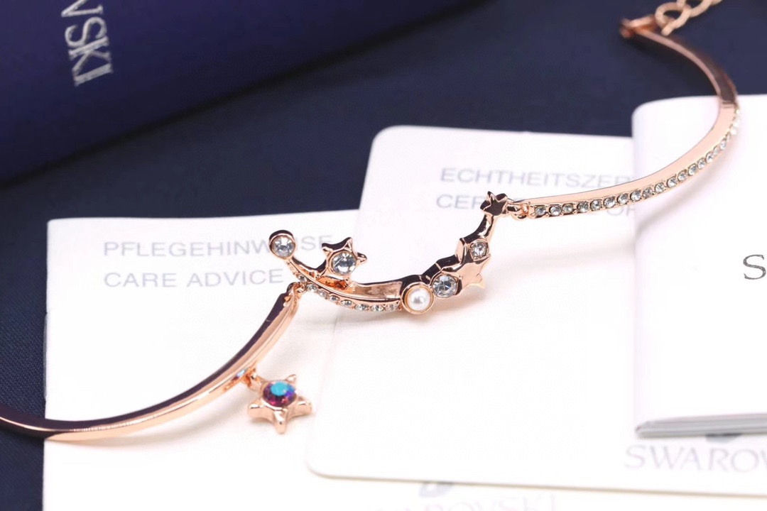 Swarovski 玫瑰金 星月蜜语幻彩手镯

这款镀玫瑰金色的星星装饰缀有闪亮迷人的深蓝色及白色Sw