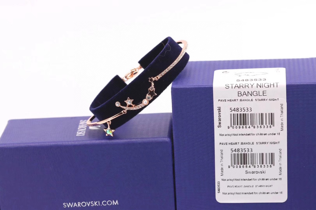  Swarovski 玫瑰金 星月蜜语幻彩手镯

这款镀玫瑰金色的星星装饰缀有闪亮迷人的深蓝色及白色Sw