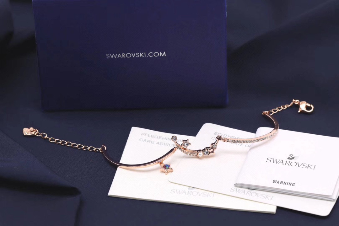  Swarovski 玫瑰金 星月蜜语幻彩手镯

这款镀玫瑰金色的星星装饰缀有闪亮迷人的深蓝色及白色Sw