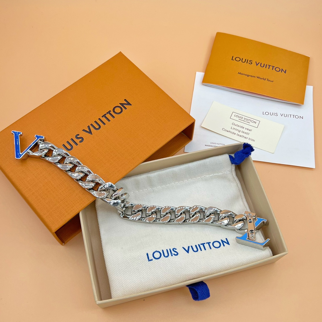💰140 现货 LV 手链 蓝色大logo M0919M 古巴手链 本款 LV Chain 手链以鲜明珐琅创意塑造 LV 字母开合，占据视线焦点的同时可灵活调节长度，与抛光金属粗链环共同释放瞩目意趣