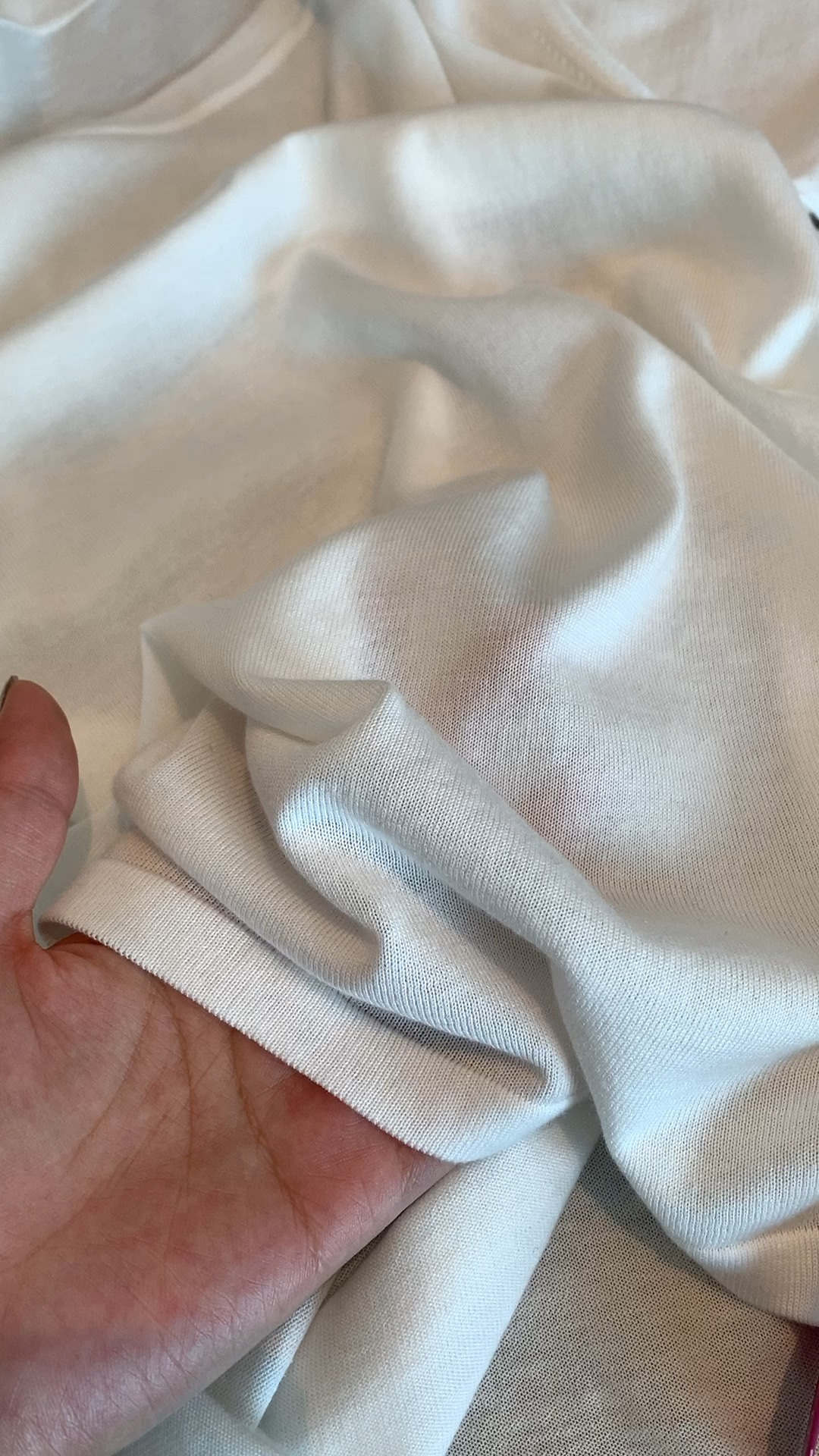 10% silk 桑蚕丝➕qdew%lyocell  莱赛尔纤维 （天丝） ➕20% cotton 棉 \n就是夏天针织短袖 不沾身 很薄而且不同 松塌塌的那种感觉