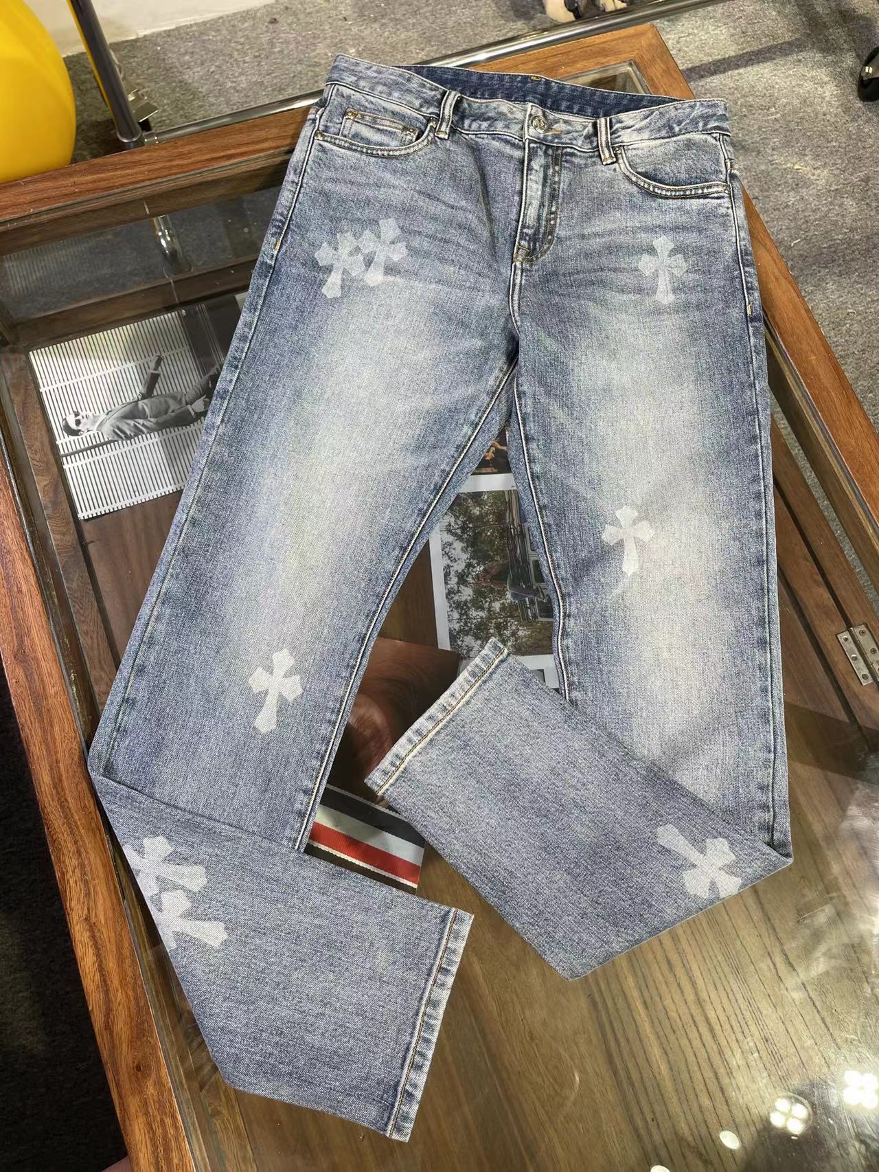 NO:152259,Y0305 All-Season versatile Croxin casual light-colored washing jeans, custom washing fabric feels comfortable to touch, matched with classic cross pattern, 29.31.32.33.34, 36 sizes, chrome hearts, jeans, alexander wang19860909Y0305 四季百搭克罗心休闲浅色洗水牛仔裤,定制洗水面料手感舒服,搭配经典十字架图案,29.31.32.33.34,36码,,chrome hearts,jeans,alexander wang,Men's clothing