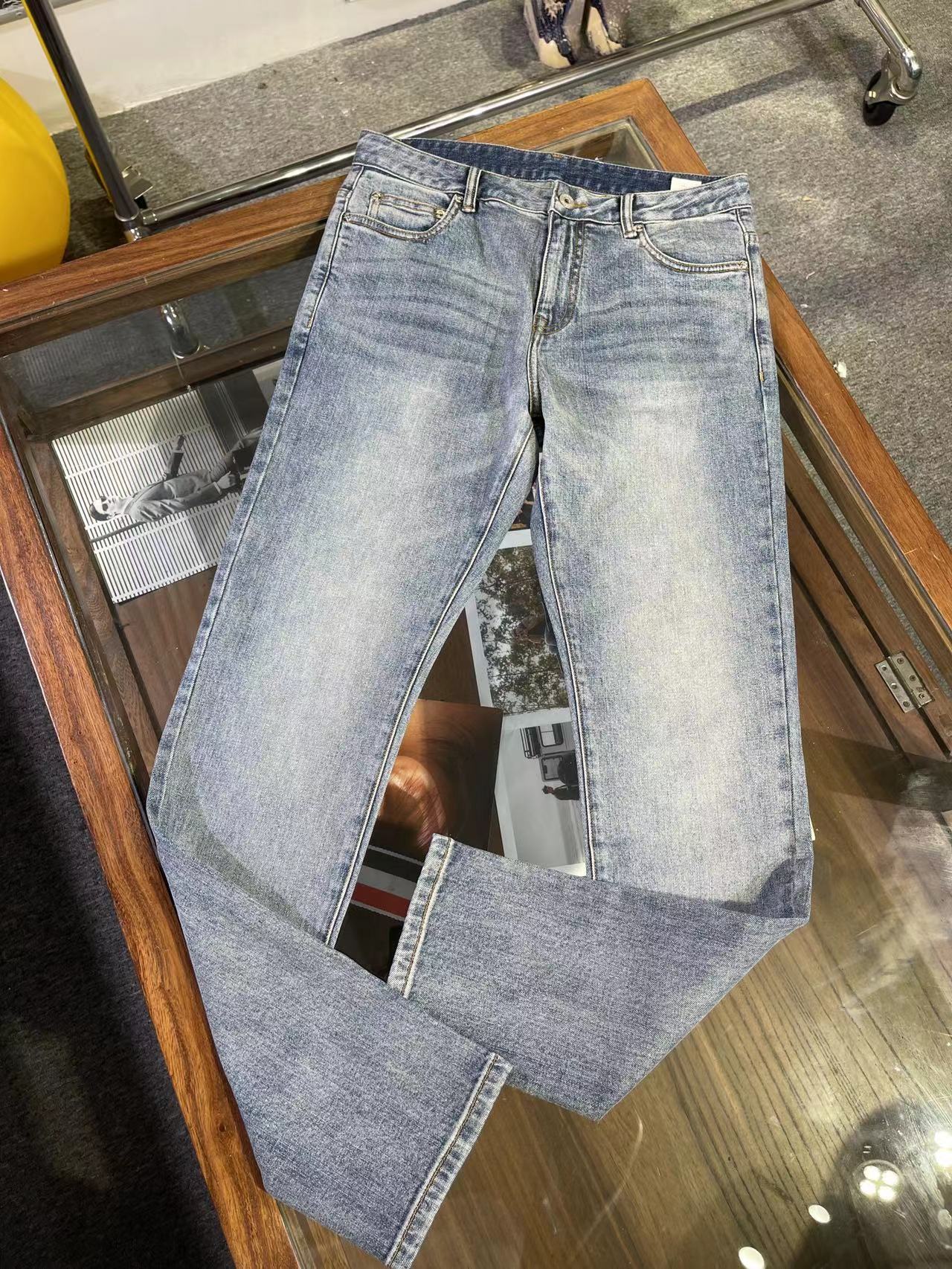 NO:152262,Y0304 all-match Luo Yiwei custom-made casual light-colored washing jeans, custom-made washing fabric feels comfortable to touch, paired with classic pattern custom hardware accessories, 29 codes, 31 codes, 32 codes, 33 codes, 34 codes, ,loewe, jeans, alexander wang19860909Y0304四季百搭罗意威定制休闲浅色洗水牛仔裤,定制洗水面料手感舒服,搭配经典图案定制五金配件,29码31码32码33码34码,,loewe,jeans,alexander wang,Men's clothing