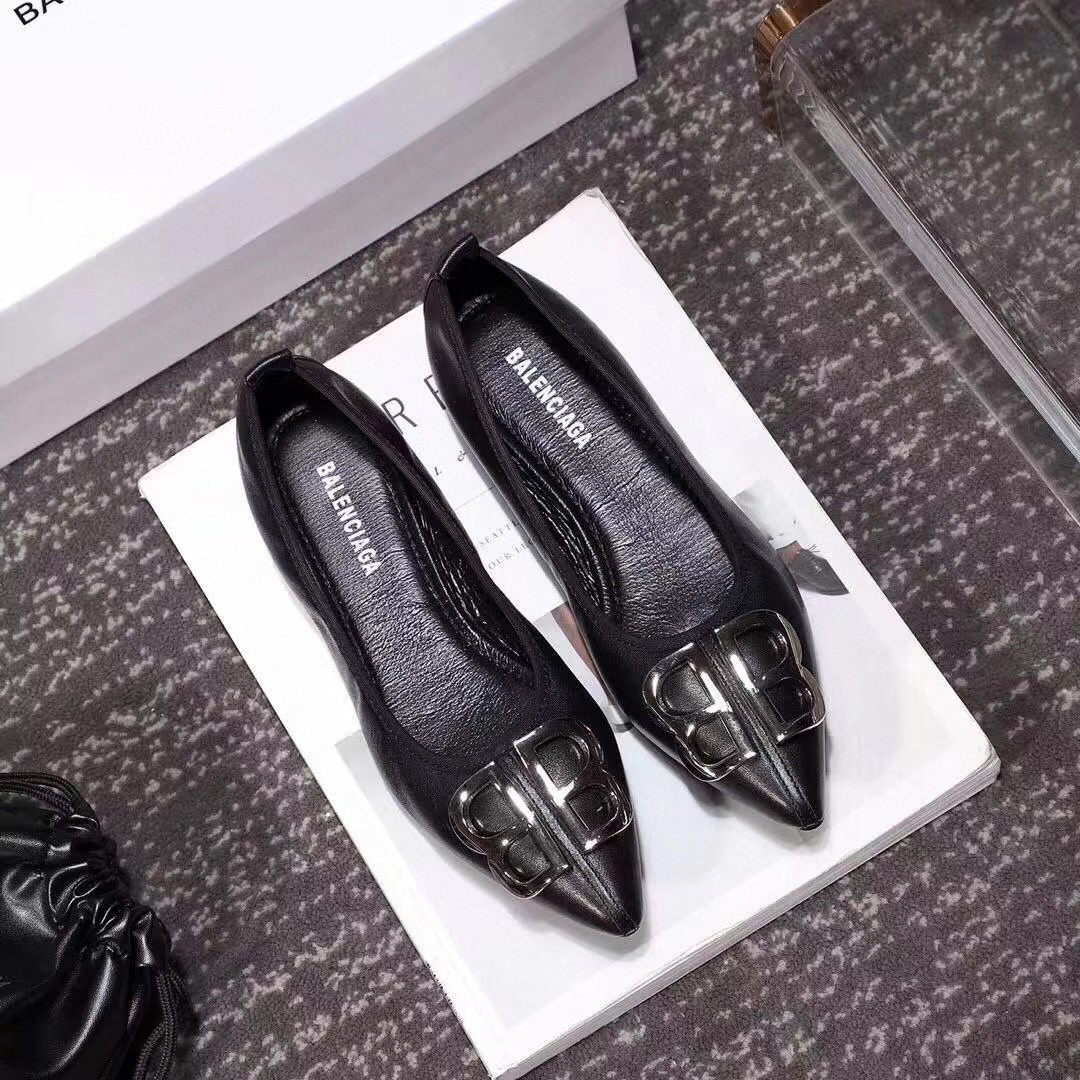 p170 原单高品质
💍💍巴黎世家BALENCIAGA🎉最新推出美丽至极 上脚 百搭 ，好看不好看自己看吧 品质不用质疑爆款，大底软低胶 穿着舒适柔软轻便，实体店跑量款，面料：混种羊皮。内里羊里  码数35-40、三色入、黑 粉、米白、