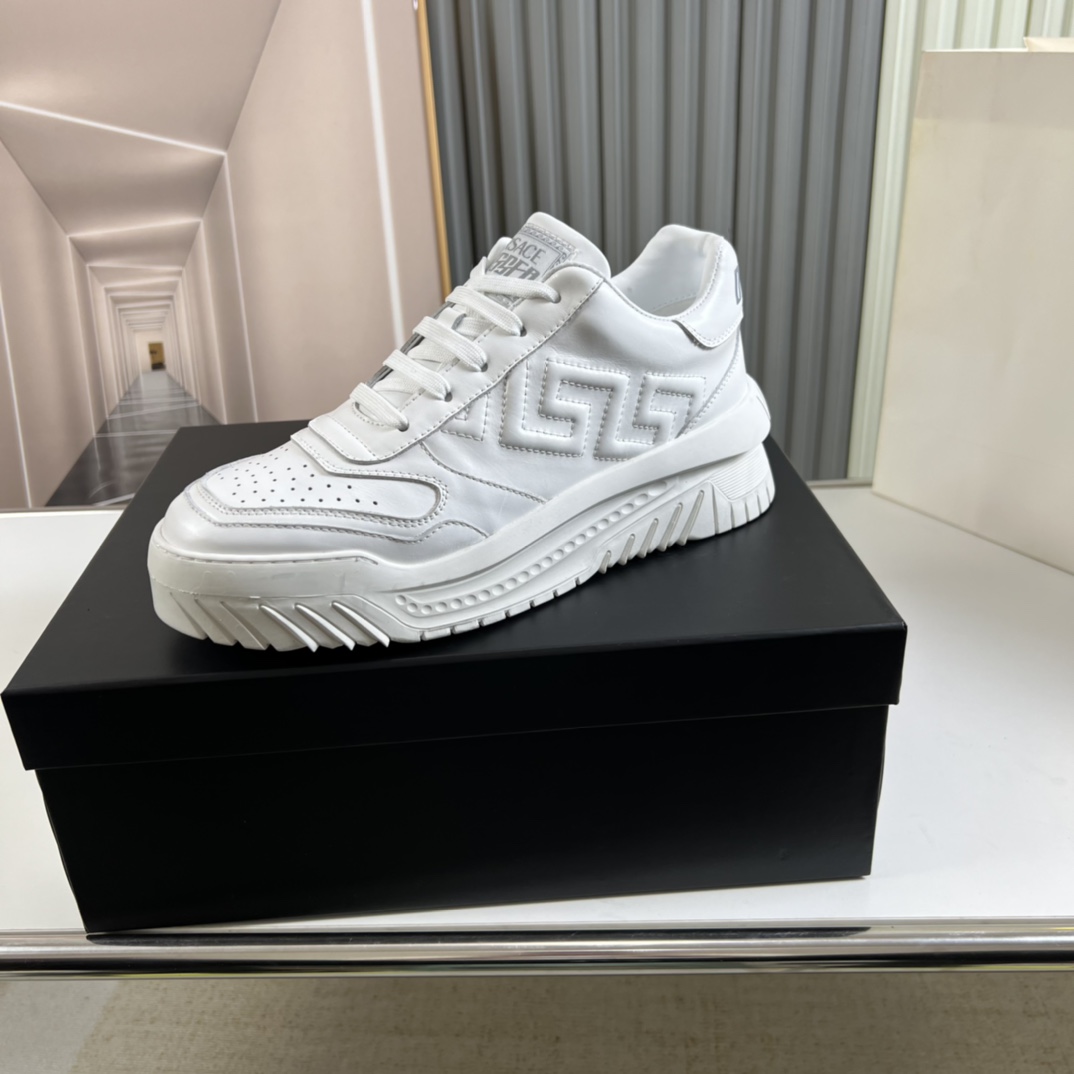 Fábrica Recién llegado ~ Versace El último estilo de pasarela de Versace🔗 Un zapato que será popular este añ…