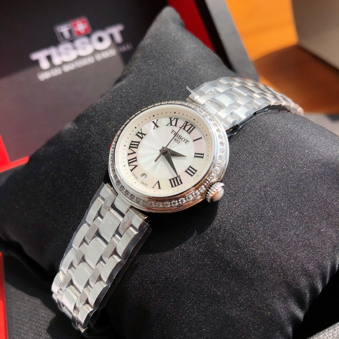 天梭2023最新款 嘉丽系列 T126010女表 !灵感于古罗马建筑,因其小巧迷人,也被爱称为“小美人” 宠爱自己不需要理由,天梭为女性打造时光之礼… 从风格到细节,由整体到局部,都是你无法拒绝的理由!机芯我们用于原装瑞士ETAF03115石英机芯,走时稳定,采用蓝宝石防眩目玻璃,表盘采用天然贝母,表壳镶嵌47壳施华洛钻石💎,永久不会刮花 50米防水,316瑞士进口钢 光泽亮丽 上手非常漂亮,非常好配搭衣服 送礼自戴都非常漂亮。后配专柜新款全套包装。且买且珍惜!