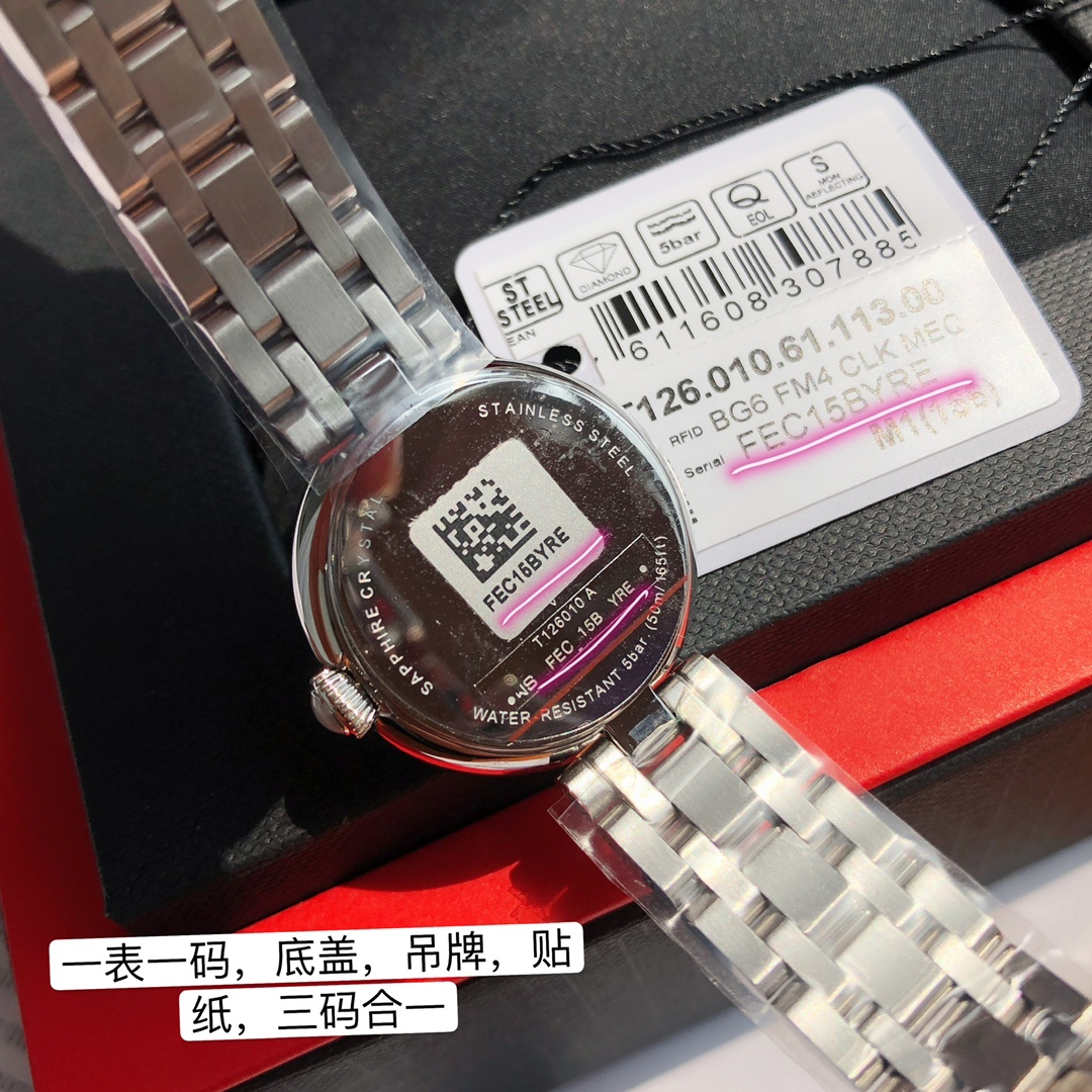 天梭2023最新款 嘉丽系列 T126010女表 !灵感于古罗马建筑,因其小巧迷人,也被爱称为“小美人” 宠爱自己不需要理由,天梭为女性打造时光之礼… 从风格到细节,由整体到局部,都是你无法拒绝的理由!机芯我们用于原装瑞士ETAF03115石英机芯,走时稳定,采用蓝宝石防眩目玻璃,表盘采用天然贝母,表壳镶嵌47壳施华洛钻石💎,永久不会刮花 50米防水,316瑞士进口钢 光泽亮丽 上手非常漂亮,非常好配搭衣服 送礼自戴都非常漂亮。后配专柜新款全套包装。且买且珍惜!