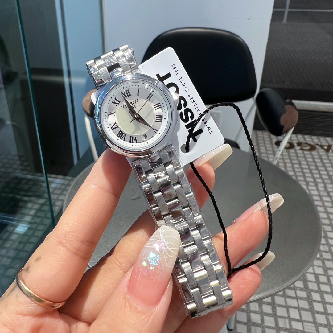 ❤️250包邮/原单代购级别
 新款
天梭出得新款嘉丽小美人系列，整体非常简洁，26mm的表盘很精致小巧，厚度刚刚好！不愧是小美人～戴起来也是非常好看的～值得入手手表之一。💜