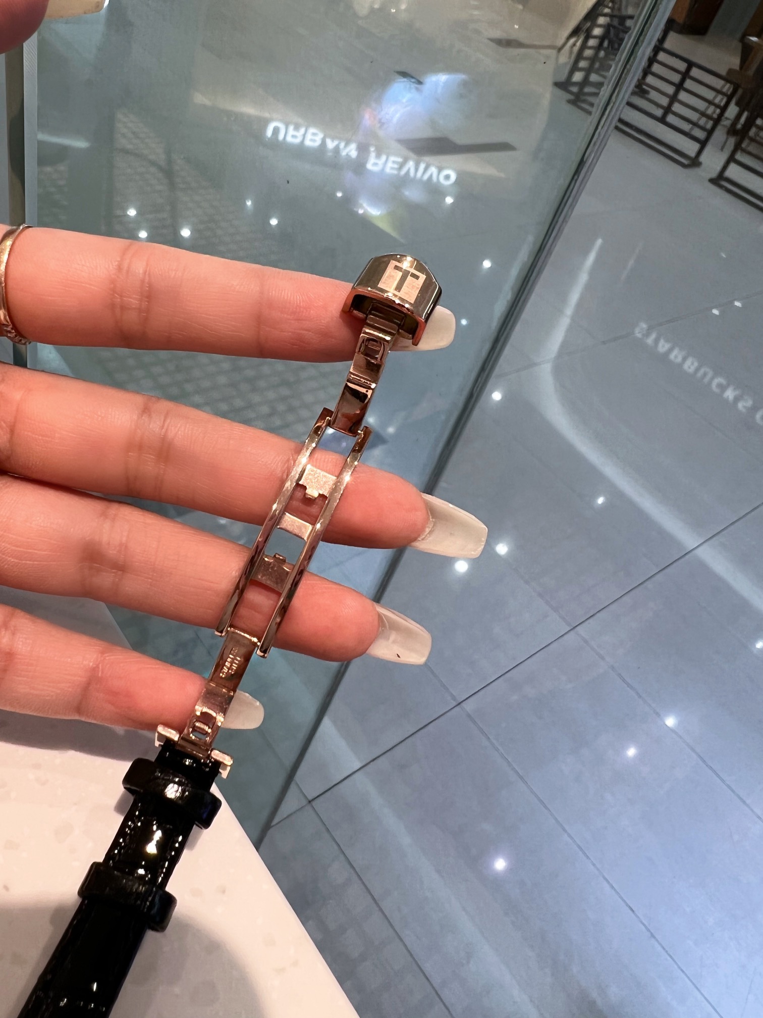❤️250包邮/原单代购级别
新款
天梭出得新款嘉丽小美人系列，整体非常简洁，26mm的表盘很精致小巧，厚度刚刚好！不愧是小美人～戴起来也是非常好看的～值得入手手表之一。💜