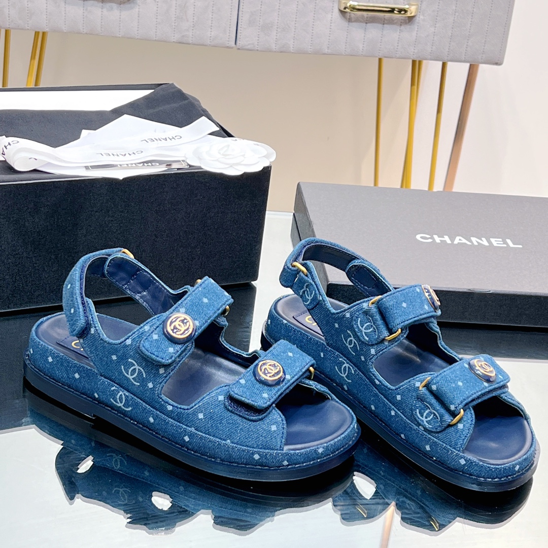 NO:386552,[Latest Series] 25ss Xiaoxiang CHANEL CHANEL counter mainly promotes Velcro beach sandals new color series, which is very beautiful!  Many celebrities are popular with each other, a versatile series that domestic and foreign bloggers have been popular. It is a must-have sandal for spring and summer wardrobe matching. The first choice for sandals. Velcro sandals that must be purchased this year are the simplest and most expensive versatile versatile artifact!  Super attractive!  The latest materials and design elements will be launched every quarter~ Velcro is easy to put on and take off at will, and the fabric is customized with original material upper, the texture is really good, and the foot binding feel is comfortable on the feet. The exquisite and fragrant logo hardware buckle is available in the mold!  Classic is not easy to get out of style!  Imported lambskin inside, thickened Italian leather sole!  size:35-39 (40, 41, 42 custom made without return) Give the latest counter and the latest exquisite packaging, slippers and sandals, chanel, chanel, sandals, slippers, sheepskin, Leather soles19860909【最新系列】 25ss 小香 CHANEL香奈儿专柜主推魔术贴沙滩凉鞋新色系列上新 美爆了！众多明星网红上脚,国内外博主刷爆的一个百搭系列,春夏衣橱搭配必备 凉鞋首选. 今年必须入手的魔术贴凉鞋,这款是最简单而且最贵的万能百搭神器！超级耐看哟！ 每一季度都会推出最新材质和设计元素～魔术贴轻松随意穿脱 面料订制原版材质鞋面,质感真的很好,上脚有舒适的裹脚感. 开模精致小香的logo五金扣！经典又不容易过时！ 内里进口小羊皮 加厚意大利真皮大底！ size:35-39（40,41,42订做不退换） 送最新专柜最新精美包装,拖鞋凉鞋,chanel,chanel,sandals,slippers,sheepskin,Leather soles,Women's Shoes