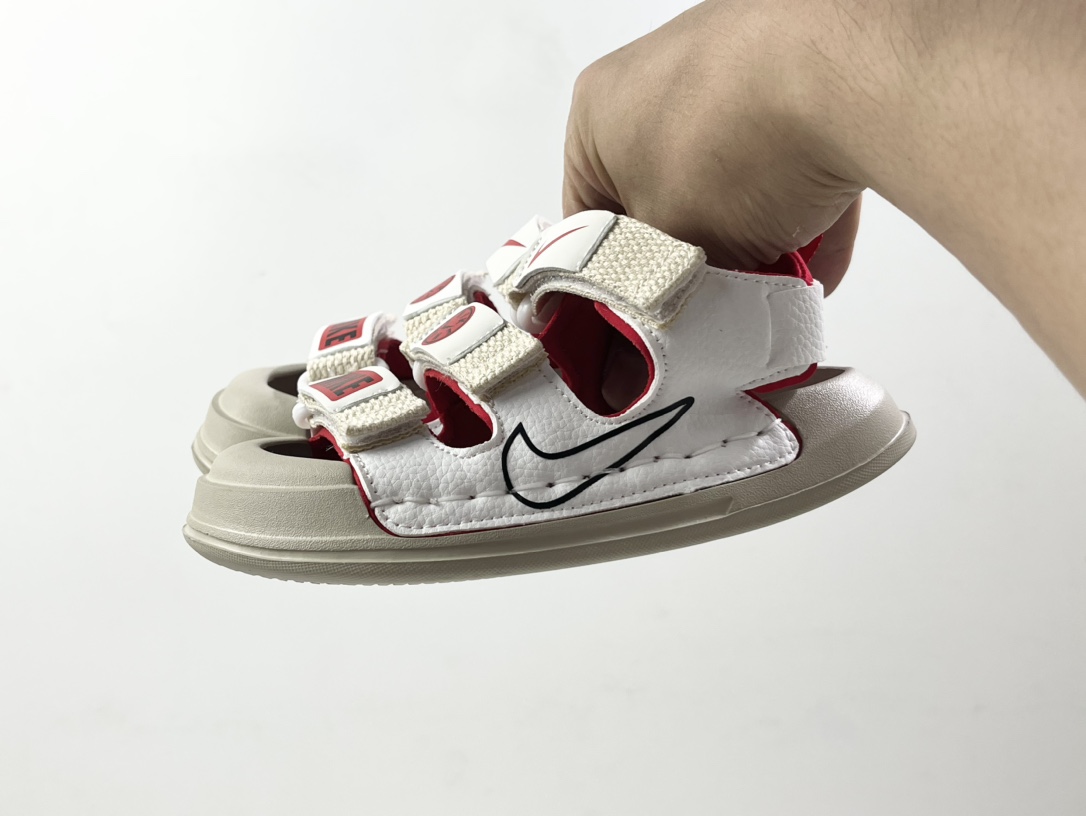 图片[2]-NK 包头三魔术贴儿童凉鞋 尺码：26-35码 露趾透气凉鞋，包头护趾设计，超级贴心💓 三魔术贴设计，方便调节松紧✔️ 简约大气LOGO，百搭时尚🆒 耐磨防滑EVA大底，超舒适☁️-选品中心