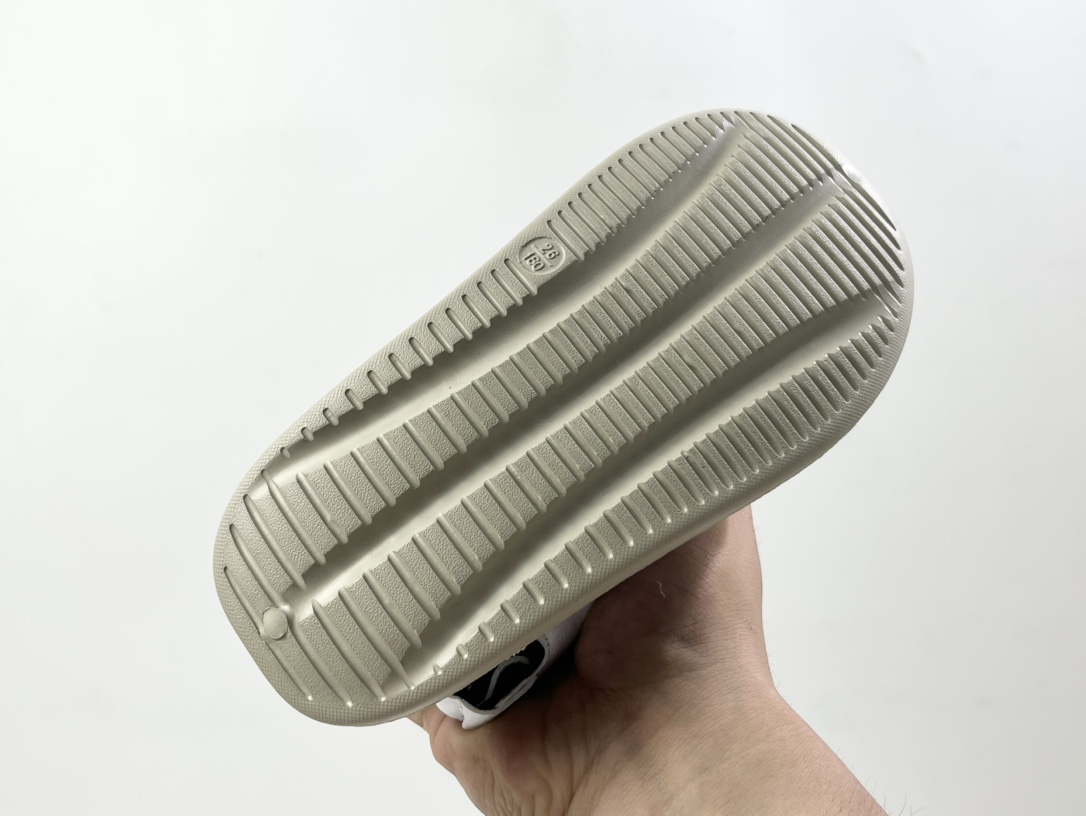 图片[5]-NK 包头三魔术贴儿童凉鞋 尺码：26-35码 露趾透气凉鞋，包头护趾设计，超级贴心💓 三魔术贴设计，方便调节松紧✔️ 简约大气LOGO，百搭时尚🆒 耐磨防滑EVA大底，超舒适☁️-选品中心