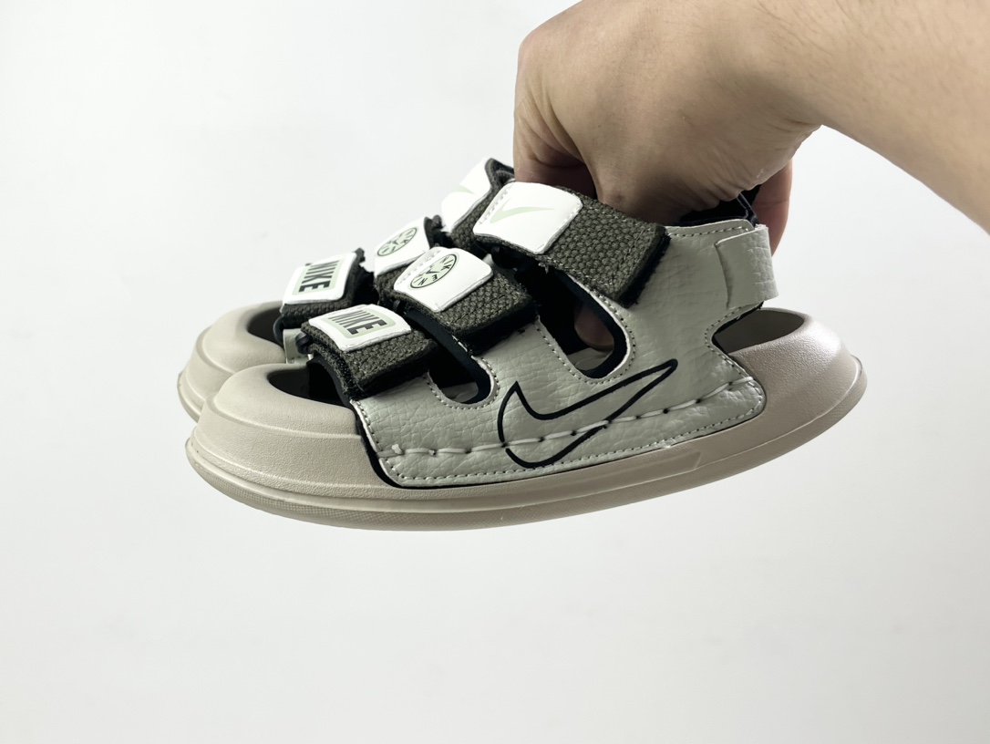 图片[2]-NK 包头三魔术贴儿童凉鞋 尺码：26-35码 露趾透气凉鞋，包头护趾设计，超级贴心💓 三魔术贴设计，方便调节松紧✔️ 简约大气LOGO，百搭时尚🆒 耐磨防滑EVA大底，超舒适☁️-选品中心