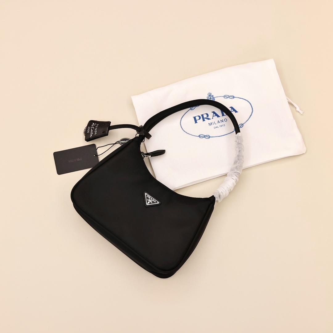 普拉达Hobo腋下包💰170
简约的包身让这款包无论是手拎或者单肩都显得十分和谐,采用的尼龙面料结实耐用,腋下包的款式小巧精致,带着浓郁的法式情调。
规格:22*17*6cm