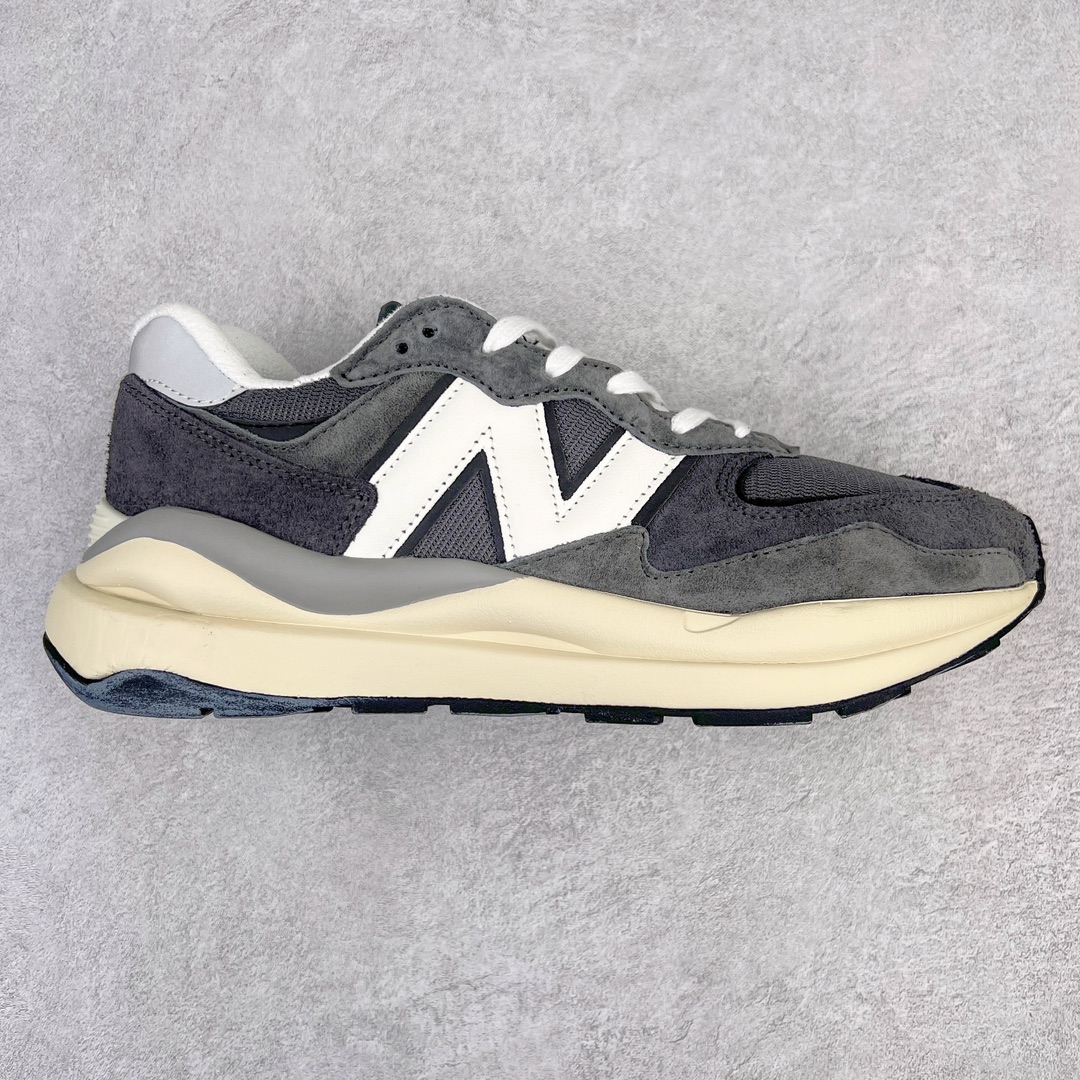 ＃小红书爆款‼️New Balance/新百伦 NB5740系列 复古休闲运动跑鞋 特别以1988年首度面世的经典574作为设计蓝本 保留574简约易衬的80s鞋型轮廓 同时再加以向90年代特立独行的抢眼美学致敬 凭借多种严选的优质素材重塑出让人耳目一新又充满层次感的革新中低结构 另一方面 为呼应90年代的巨大化潮流 鞋侧也点题采用了相应的巨大化N字Logo 并且加上反光细节点缀 再结合同样启发自574并经过改良的抓地鞋底 可谓集结两大年代的注目设计元素 尺码：36 36.5 37 37.5 38 38.5 39 40 40.5 41 42 42.5 43 44 45-选品中心