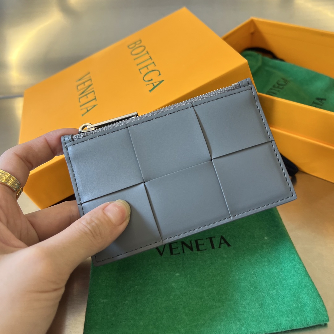NO:671311,#BV's new big grid card holder 679843 is a simple and exquisite card holder. The zipper design can hold change or coins. It is small, light and easy to carry. It can be put directly in your pocket or in a small bag. It is made of cowhide and has a soft feel. There are 3 card slots on the back that are not tight. Each slot can easily fit 2 cards. It is enough for daily use. In the era of no cash, the card holder is more convenient and practical. The card holder that everyone needs  Size 11.8x7.5,BV,bottega veneta,cowhide19860909#BV 新款大编格卡包679843 简简单单精致卡包 拉链设计可放零钱或者硬币 小巧轻薄易携带 直接揣兜里或者放小包包里,牛皮制成 手感糯唧唧 背面3个不紧卡槽 每格轻松塞入2张卡 日常足够 ,在不带现金的时代 卡包便捷性和实用性更高 每个人都需要的卡包 尺寸11.8x7.5,BV,bottega veneta,cowhide,欧美剧