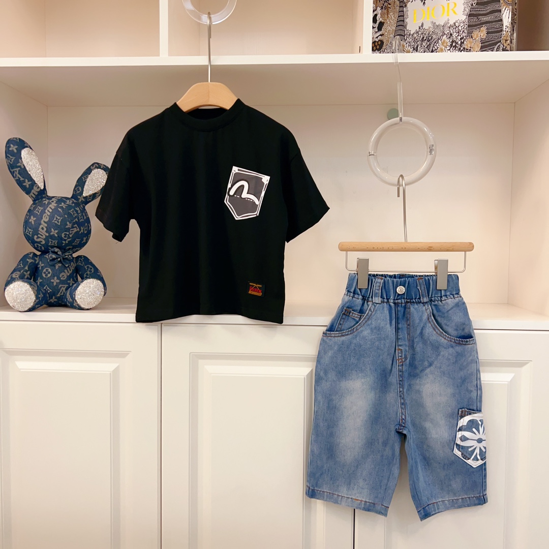 Stylish Evisu Shirt with Multiple Pockets and Short Sleeves: Fashionable and Functional Choice