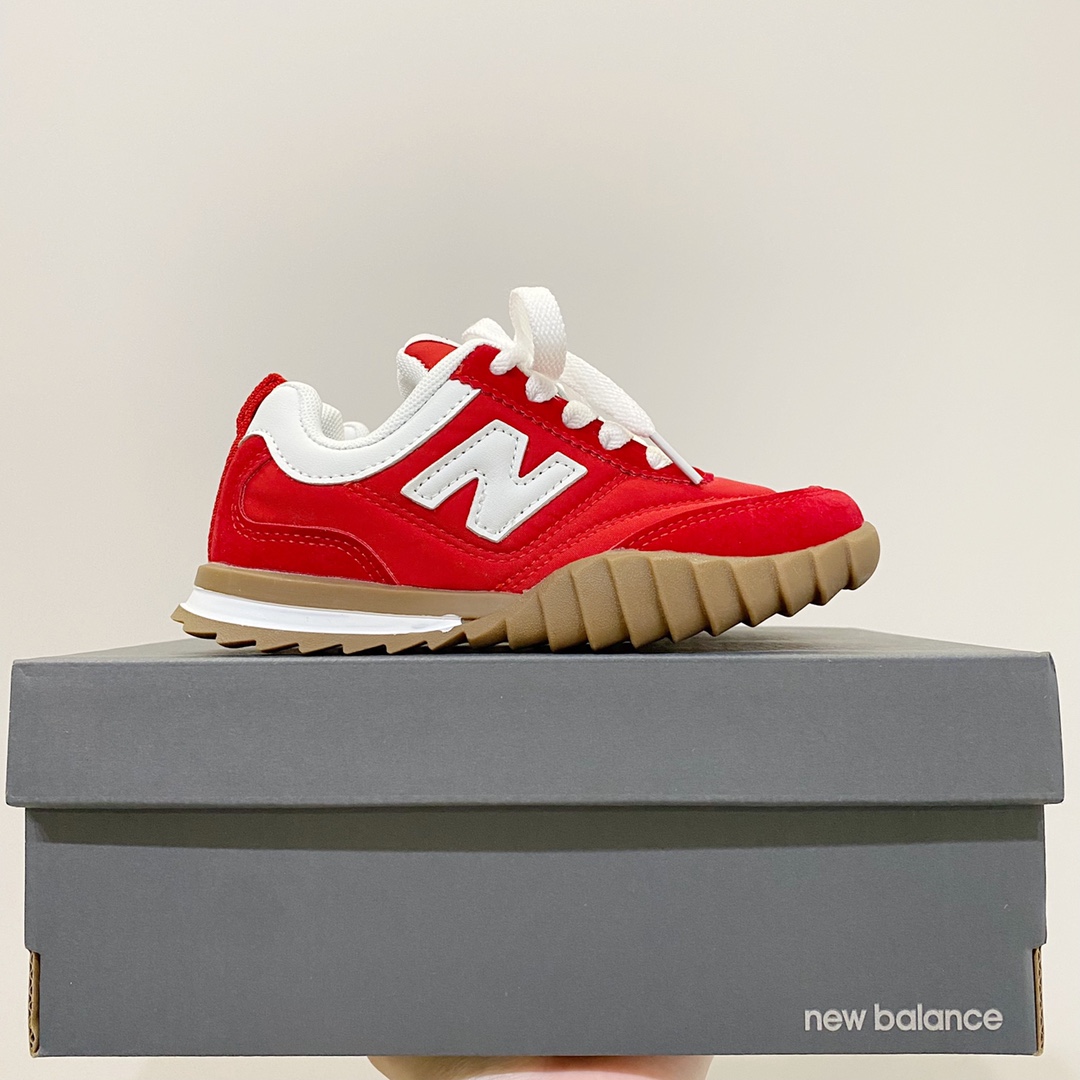 超百搭的小众鞋款！！NB RC30！ 活动又是一双复古感满满的鞋款！鞋子本身比较小巧，轻便，鞋面是尼龙，鞋头以及后跟是用麂皮包裹，再加上外翻的锯齿大底，都让鞋子更具有设计感！MNA16-选品中心