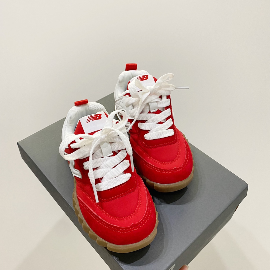 图片[2]-超百搭的小众鞋款！！NB RC30！ 活动又是一双复古感满满的鞋款！鞋子本身比较小巧，轻便，鞋面是尼龙，鞋头以及后跟是用麂皮包裹，再加上外翻的锯齿大底，都让鞋子更具有设计感！MNA16-选品中心