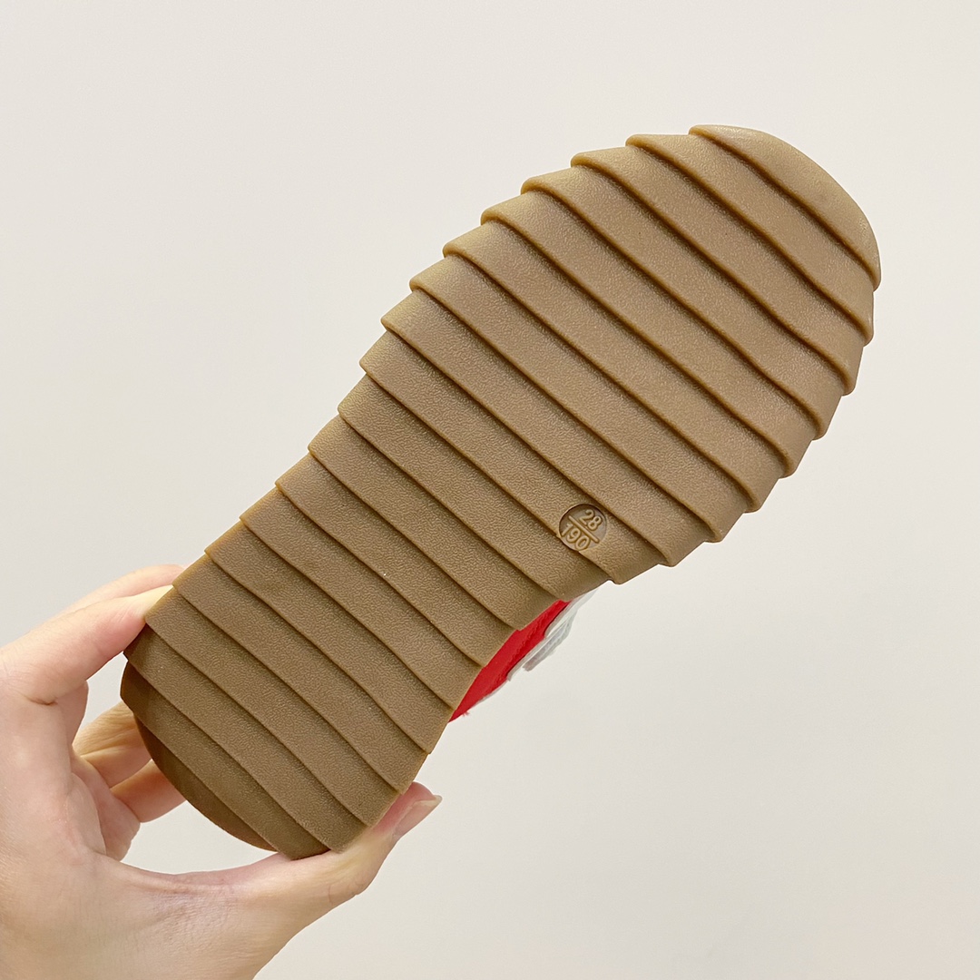 图片[9]-超百搭的小众鞋款！！NB RC30！ 活动又是一双复古感满满的鞋款！鞋子本身比较小巧，轻便，鞋面是尼龙，鞋头以及后跟是用麂皮包裹，再加上外翻的锯齿大底，都让鞋子更具有设计感！MNA16-选品中心