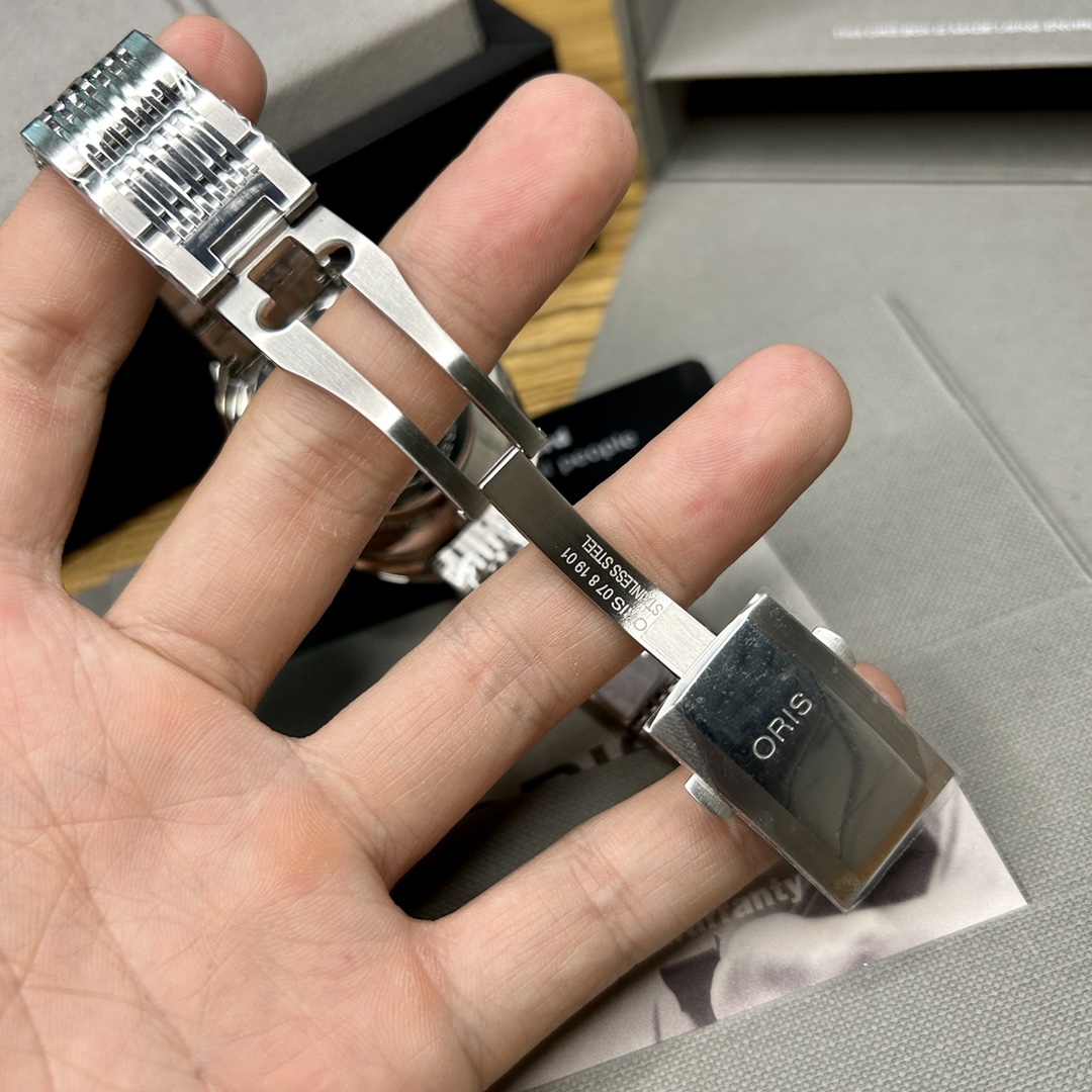 批💰2300豪利时潜水运动系列机械腕表，多片式不锈钢表壳，内外侧有球形切割的抗折射蓝宝石水晶玻璃表镜，旋入式不锈钢密底底盖，印有豪利时复古纹章，搭载原装SW200机芯，39MM的表径，防水100米，搭配原装盒出货