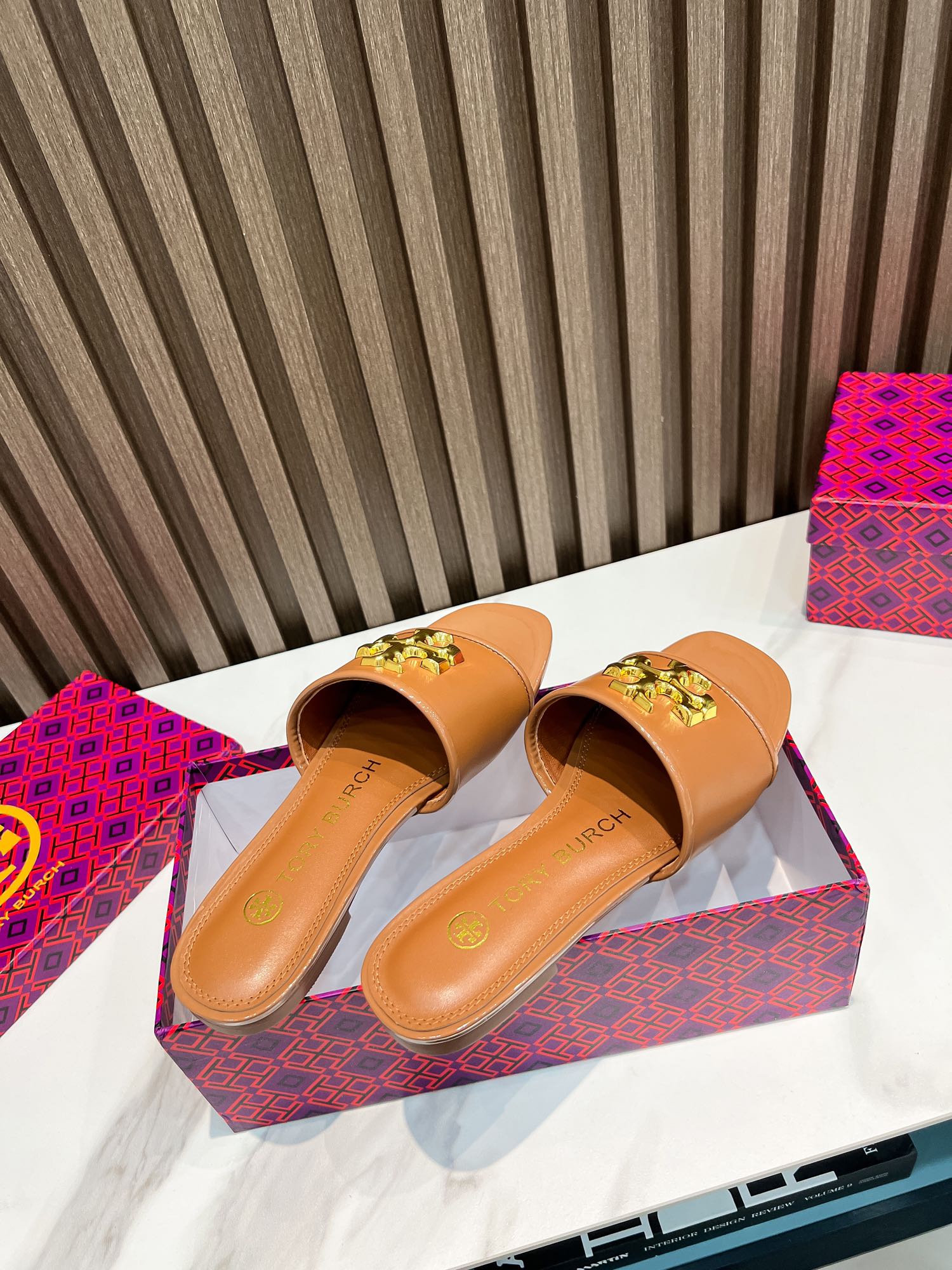 NO:414897,Tory Burch (with original counter bag) New style flat slippers for foreign trade orders, the best choice for business travel, fabric cowhide, inner sheepskin, super comfortable on the feet, size 35-42, 42 custom made: full set of packaging, slippers, burberry, slippers, cowhide, sheepskin19860909Tory Burch（配专柜原版布袋） 外贸订单新款平底拖鞋,商务出行的最佳选择,面料牛皮,内里羊皮,上脚超舒适,码数35一42,42定做 : 全套包装,拖鞋,burberry,slippers,cowhide,sheepskin,Women's Shoes