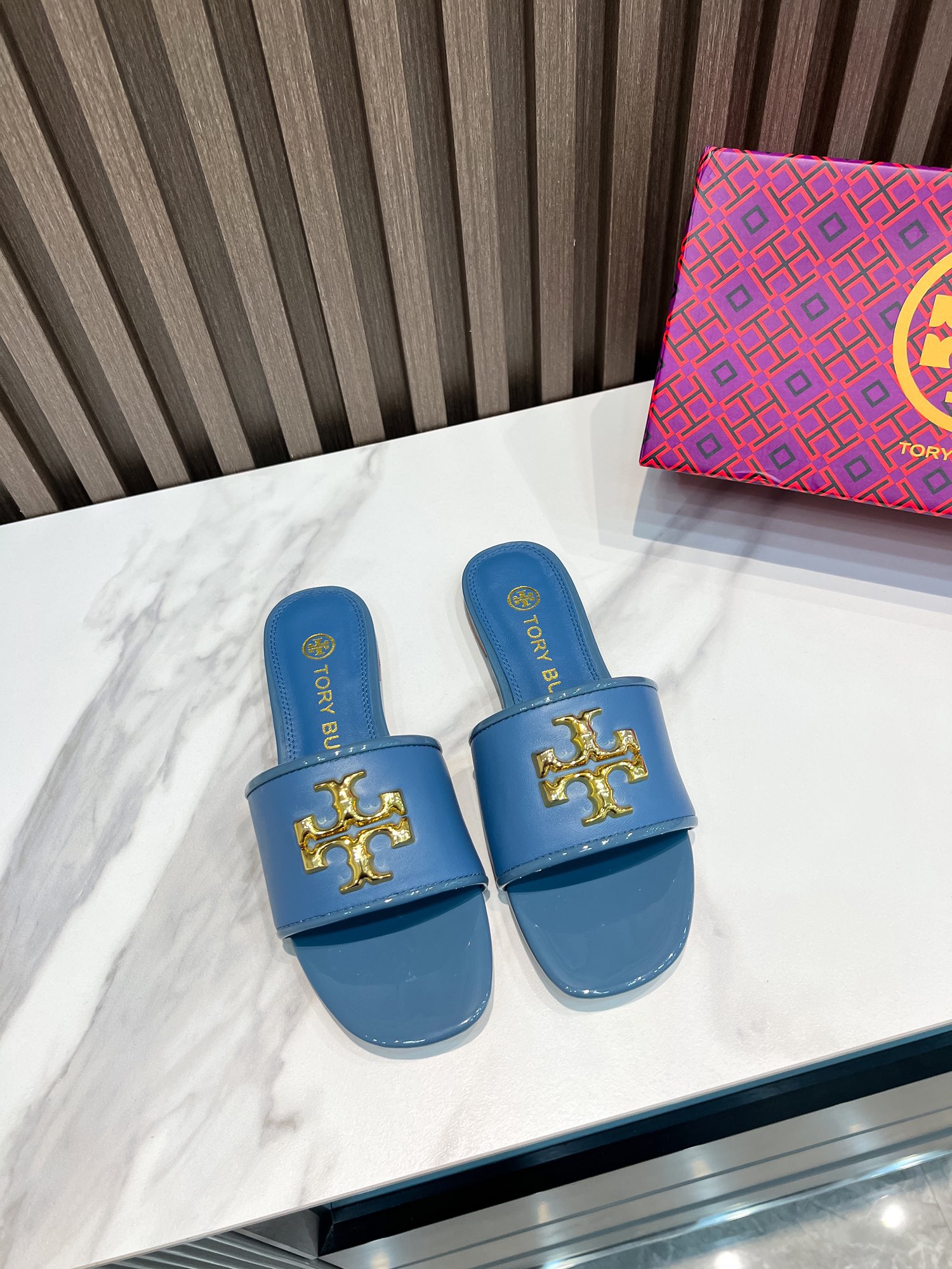 NO:414890,Tory Burch Get goods (with original counter bag) New style flat slippers for foreign trade orders, the best choice for business travel, fabric cowhide, inner sheepskin, super comfortable on the feet, size 35-42,42 customized: full set of packaging, slippers, burberry, slippers, cowhide, sheepskin19860909Tory Burch 拿货（配专柜原版布袋） 外贸订单新款平底拖鞋,商务出行的最佳选择,面料牛皮,内里羊皮,上脚超舒适,码数35一42,42定做 : 全套包装,拖鞋,burberry,slippers,cowhide,sheepskin,Women's Shoes