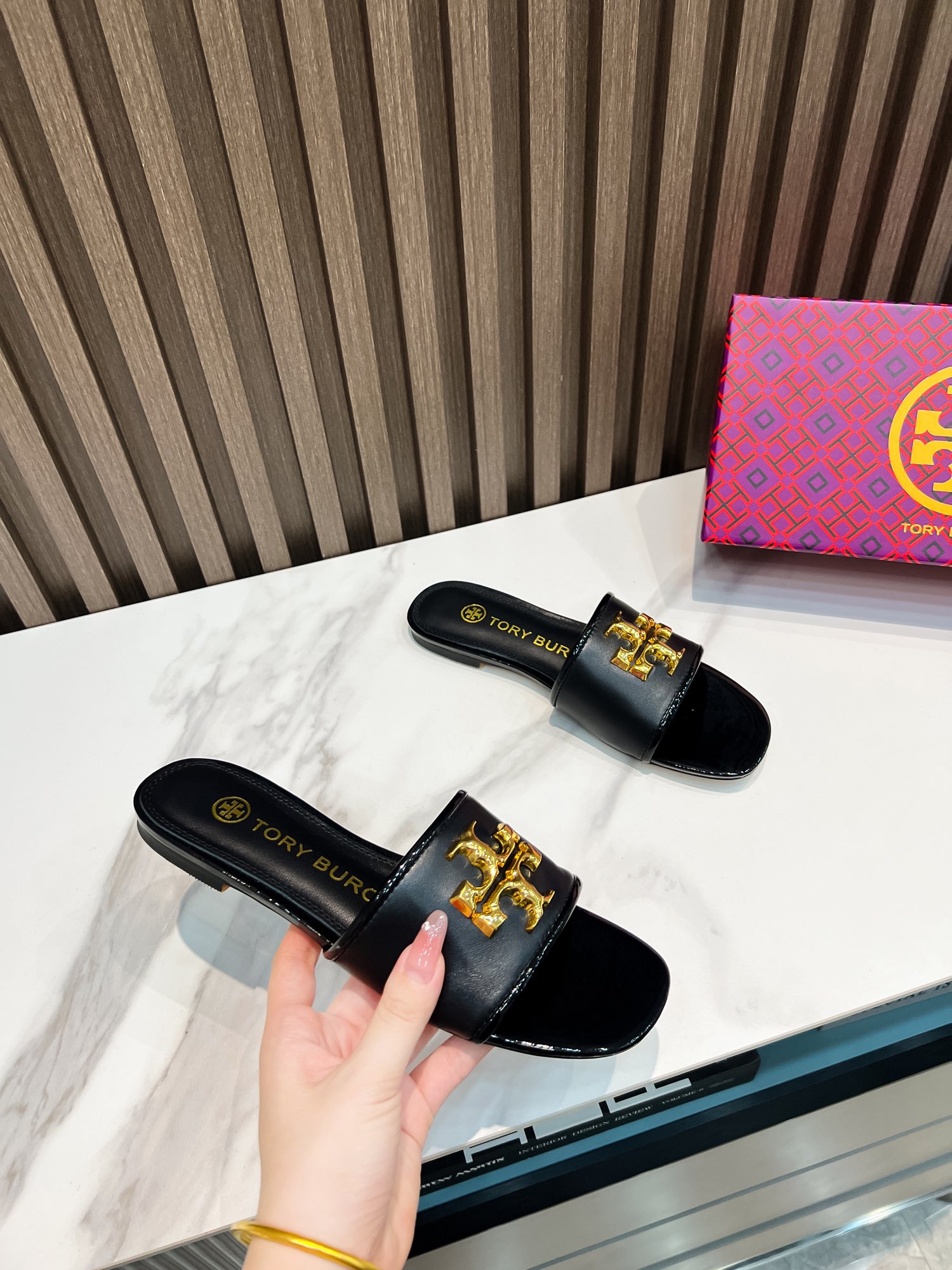 Tory Burch Flat-Floor Slippers: Comfortable Leather Design for Foreign Trade Orders - 图片 3