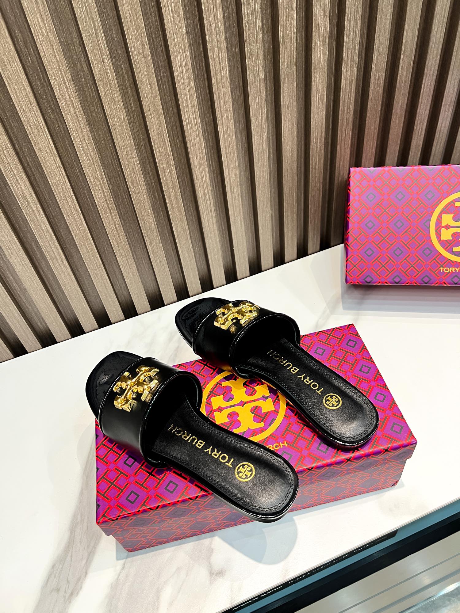 Tory Burch Flat-Floor Slippers: Comfortable Leather Design for Foreign Trade Orders - 图片 5
