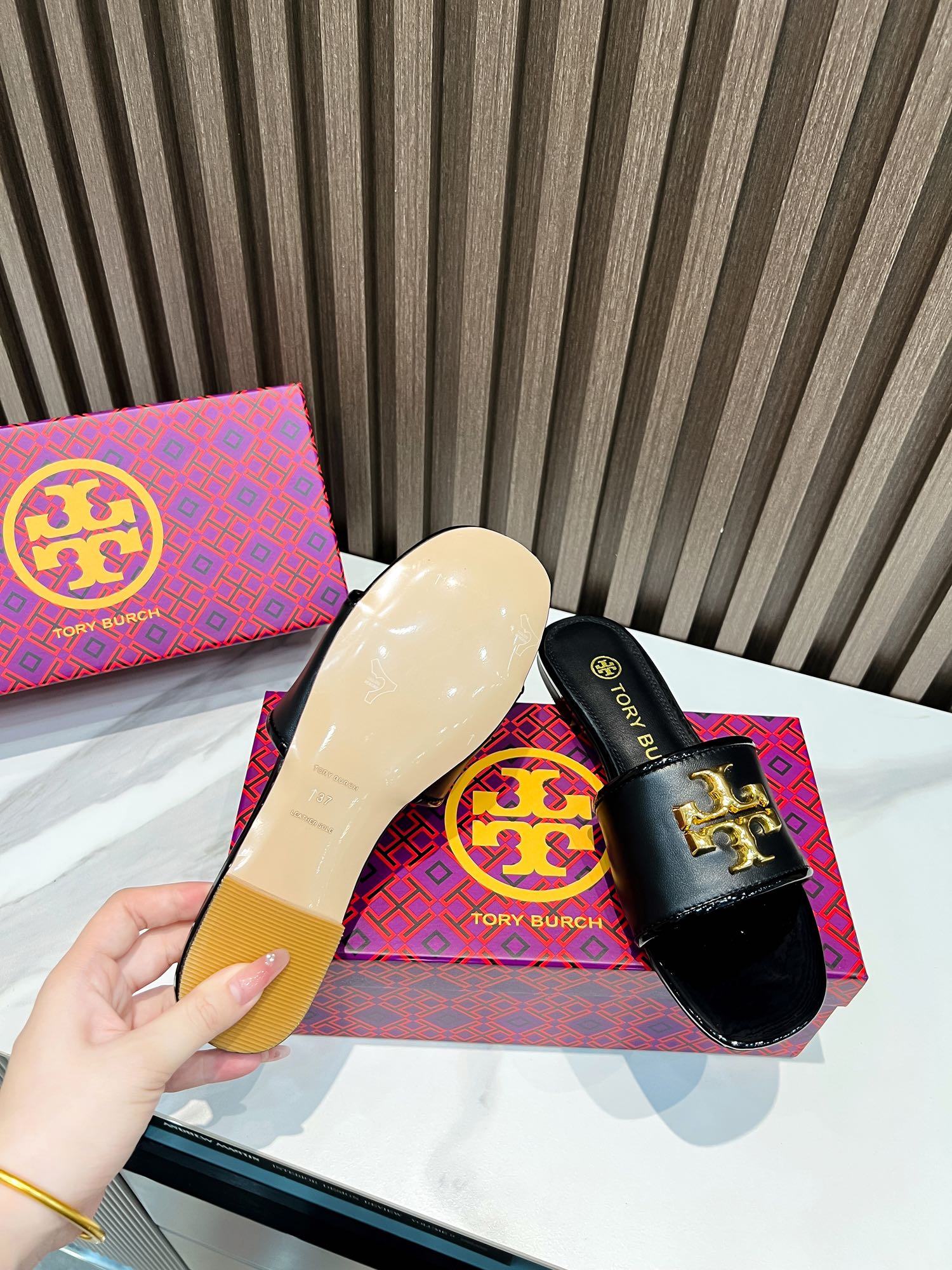 Tory Burch Flat-Floor Slippers: Comfortable Leather Design for Foreign Trade Orders - 图片 7