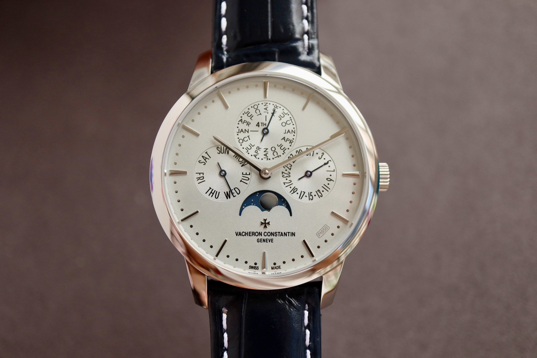 NO:391924,【The thinnest version on the entire network】Mx new product - Vacheron Constantin Patrimony  Contemporaine inherited series ultra-thin perpetual calendar watch [Model] 43175/O00R-9687/B519/B343/B [Case] ​​The watch has a diameter of 41mm and a thickness of 9.4mm, which is only 0.03cm different from the original thickness, making it the thinnest version of the entire network. The watch has a simple line and a smooth outline. It adheres to the consistent thinness and elegance of the inherited series. It is an excellent achievement in the pursuit of the ultimate slim timepiece process. [  Dial] The watch follows the pure and simple style of this series, with a delicate trapezoidal hour scale, rod-shaped hands, micro-arched curved dial design and 'bead-shaped' minute scale circle. On the milky white silver-plated dial, the crescent moon phase profit and loss display is displayed in the dial, a golden moon flows in the dark blue night sky, without any slowness. (The 12 o'clock month function is the only 48 small grid in the market, which is not the wrong version of the market.) [Movement] is independently developed based on CITIZEN  The QP automatic winding integrated movement has brought the slimness of the watch to a new height. The hollow rotor makes the watch movement more ornamental, especially the logo pattern of the Vacheron Constantin's 'Malta Cross' in the center, adding a unique brand connotation and charm to the watch. #Vacheron Constantin ##Zaoer #,,vacheron19860909【全网最薄版本】 Mx新品——江诗丹顿Patrimony Contemporaine传承系列超薄万年历腕表【型号】43175/O00R-9687/B519/B343/B【表壳】腕表直径41mm,厚度9.4mm,仅仅与正品厚度相差0.03cm,为全网最薄版本.腕表线条简洁、轮廓圆滑,秉承传承系列一贯的纤薄与优雅,是在追求极致纤薄时计工艺道路上的“里程碑”式的优秀成果.【表盘】腕表沿袭了本系列一贯的纯粹简约风格,拥有纤巧的梯形小时刻度、棒形指针、微拱的弧形表盘设计和“珠粒式”分钟刻度圈.乳白色镀银表盘上,月牙形月相盈亏显示盘内,一轮金色明月于深蓝色夜空中流转,不疾不徐.（12点位月份功能更是市场唯一与正品一致为48小格,非市场其他错误版本.）【机芯】以CITIZEN为基础自主研发 QP自动上链一体机芯,更是将腕表的纤薄提升了一个新的高度,镂空摆陀让腕表机芯更具观赏性,特别是摆陀中央为江诗丹顿“马耳他十字”标识图样,为腕表增添一份品牌独有的内涵与魅力. #江诗丹顿 ##卓尔不群#,,vacheron,Watch