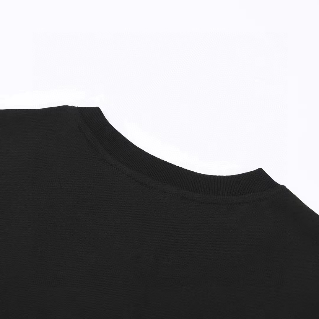 MP#G0061 300克紧密双纱面料 Gucci古驰联名巴黎世家24SS 立体感印花短袖T恤 原版面料 官方同款 2024SS新款BBR短袖T恤 面料:采用32支300克精棉双纱面料,不起球 不缩水 不褪色,同缸定染32支双股1×1螺纹 面料舒适亲肤无异感 螺纹纹路粗细程度跟原版一致! 印花:采用国标EO级环保高功率印花,大面积手感超棒的平纹透气印花,手感柔软透气 牢度高,且不易脱落/变形! 做工:后颈采用双链条车线,针车牢固紧实 肩部双层荷叶边压线 耗时耗力,做工精致! 定制Y版一致包装袋/主标/吊牌/水洗/包装纸/贴纸 安排到位! 颜色: 黑色 杏色