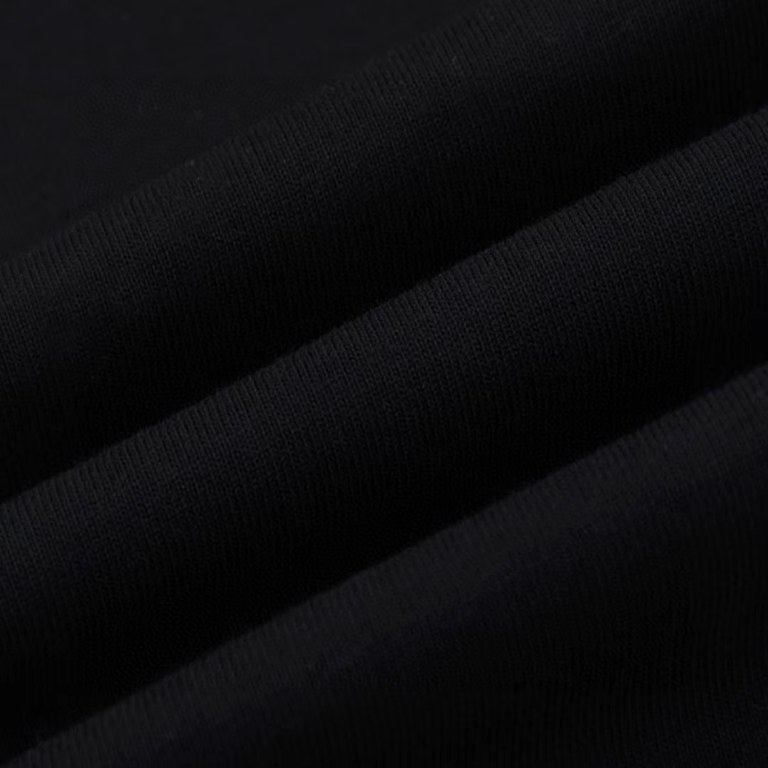 MP#G0061 300克紧密双纱面料 Gucci古驰联名巴黎世家24SS 立体感印花短袖T恤 原版面料 官方同款 2024SS新款BBR短袖T恤 面料:采用32支300克精棉双纱面料,不起球 不缩水 不褪色,同缸定染32支双股1×1螺纹 面料舒适亲肤无异感 螺纹纹路粗细程度跟原版一致! 印花:采用国标EO级环保高功率印花,大面积手感超棒的平纹透气印花,手感柔软透气 牢度高,且不易脱落/变形! 做工:后颈采用双链条车线,针车牢固紧实 肩部双层荷叶边压线 耗时耗力,做工精致! 定制Y版一致包装袋/主标/吊牌/水洗/包装纸/贴纸 安排到位! 颜色: 黑色 杏色