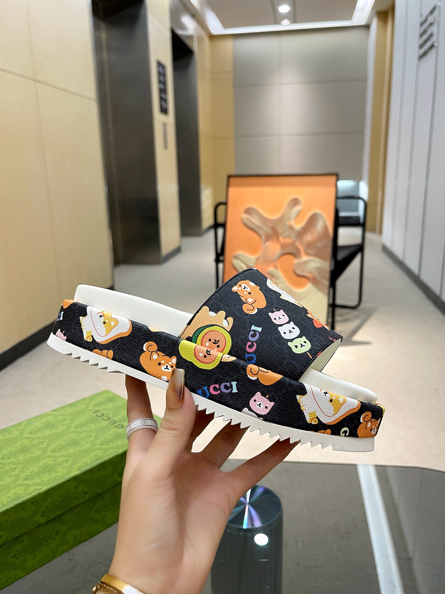 Gucci Limited Edition Platform Slides with Animal Print - Stylish & Comfortable 4 a1682061901279 8432